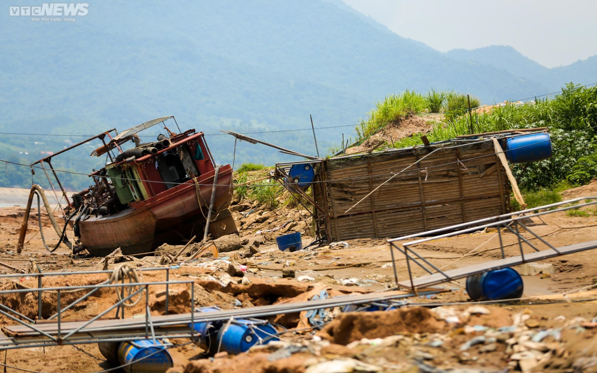 Sông Đà cạn trơ đáy: Người dân bất lực nhìn cá, hoa màu chết khô - 6
