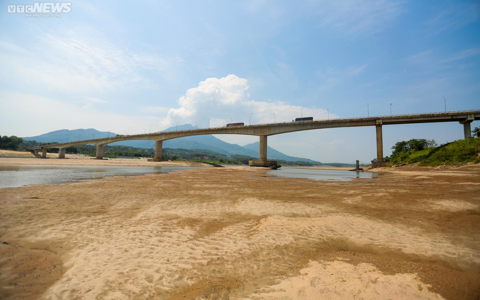 Sông Đà cạn trơ đáy: Người dân bất lực nhìn cá, hoa màu chết khô - 4