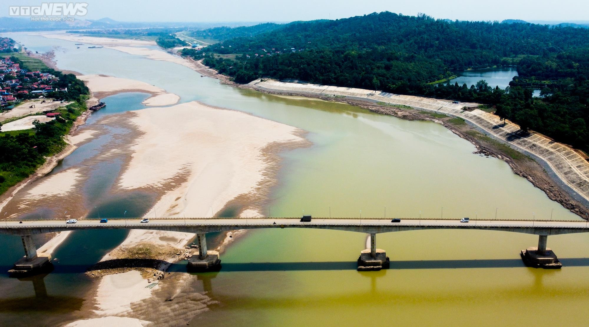 Sông Đà cạn trơ đáy: Người dân bất lực nhìn cá, hoa màu chết khô - 1