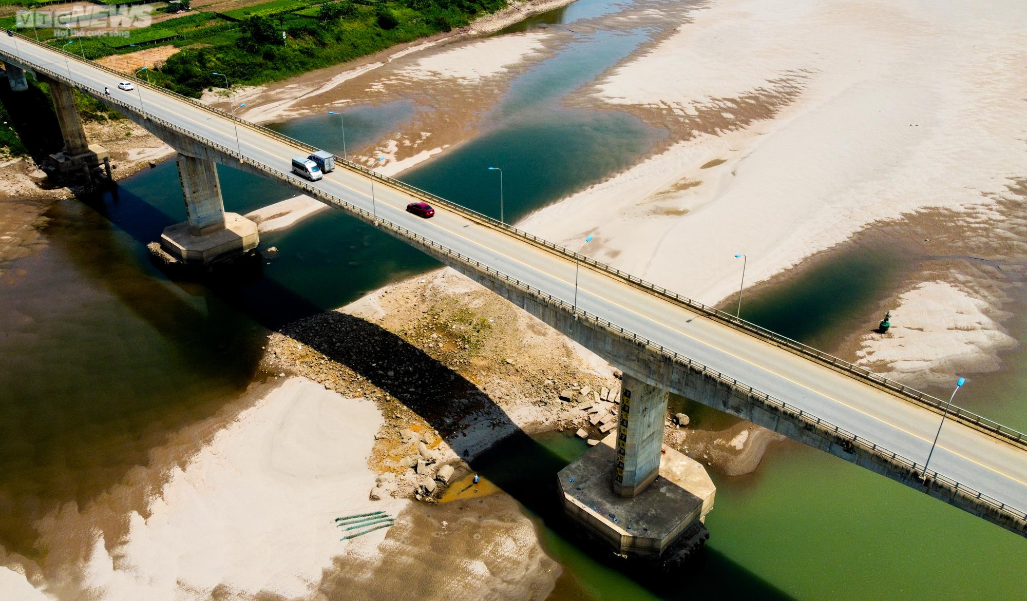 Sông Đà cạn trơ đáy: Người dân bất lực nhìn cá, hoa màu chết khô - 2