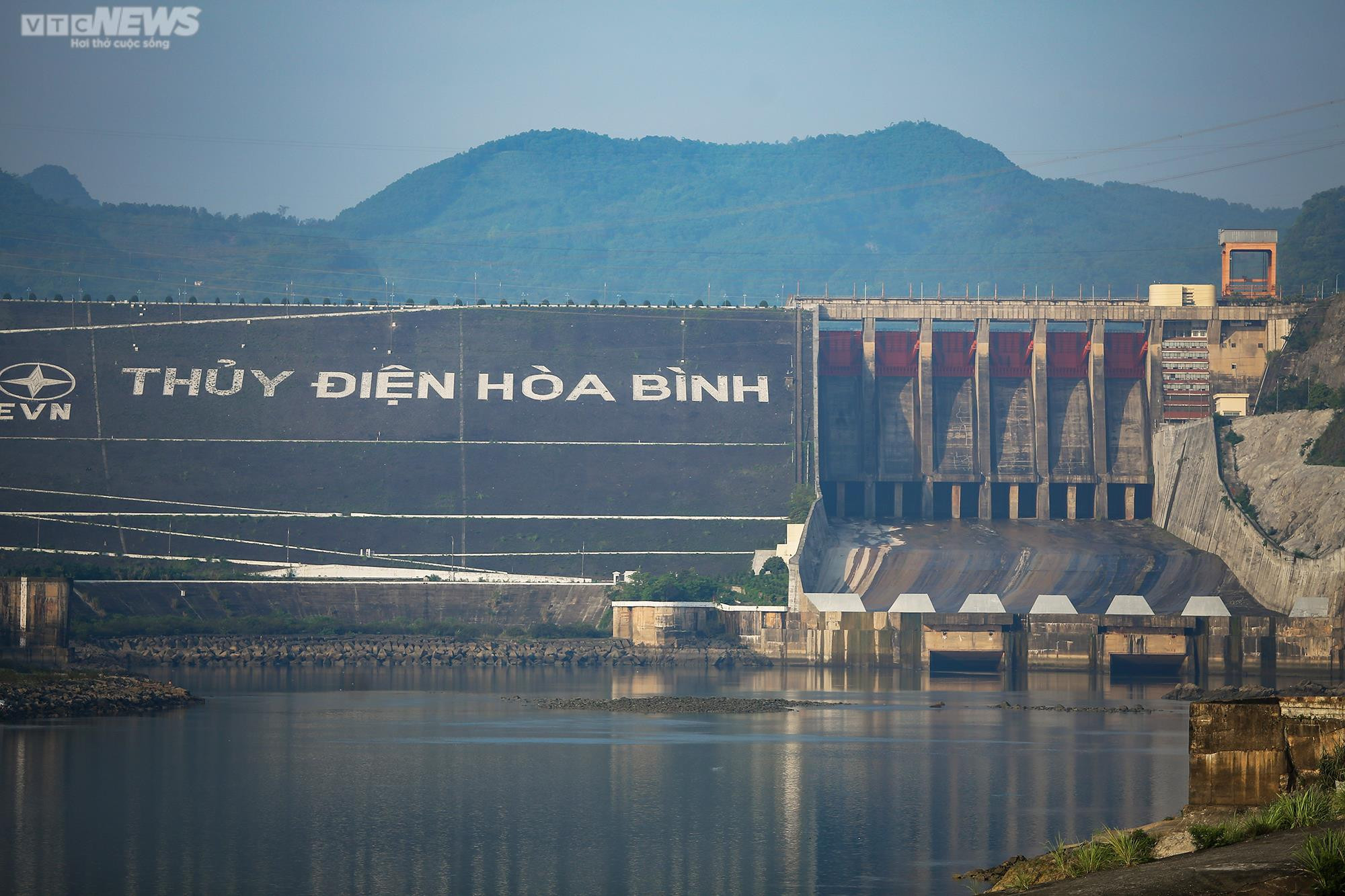 'Từ thời cha sinh mẹ đẻ, đây là lần thứ 2 tôi đi bộ được dưới đáy sông Đà' - 1