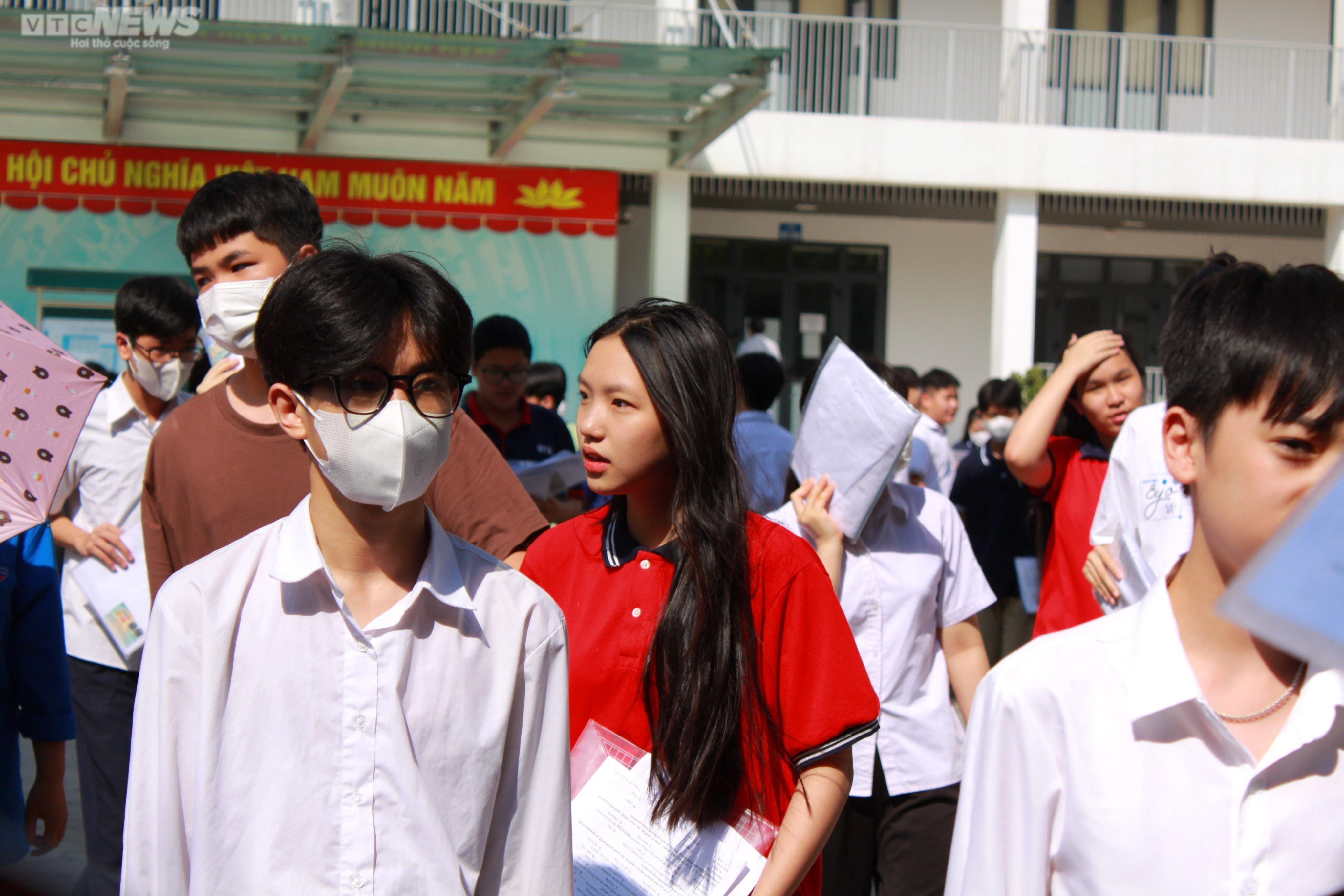 Thi môn cuối vào lớp 10, sĩ tử quên đồ gọi điện cầu cứu người thân - 9