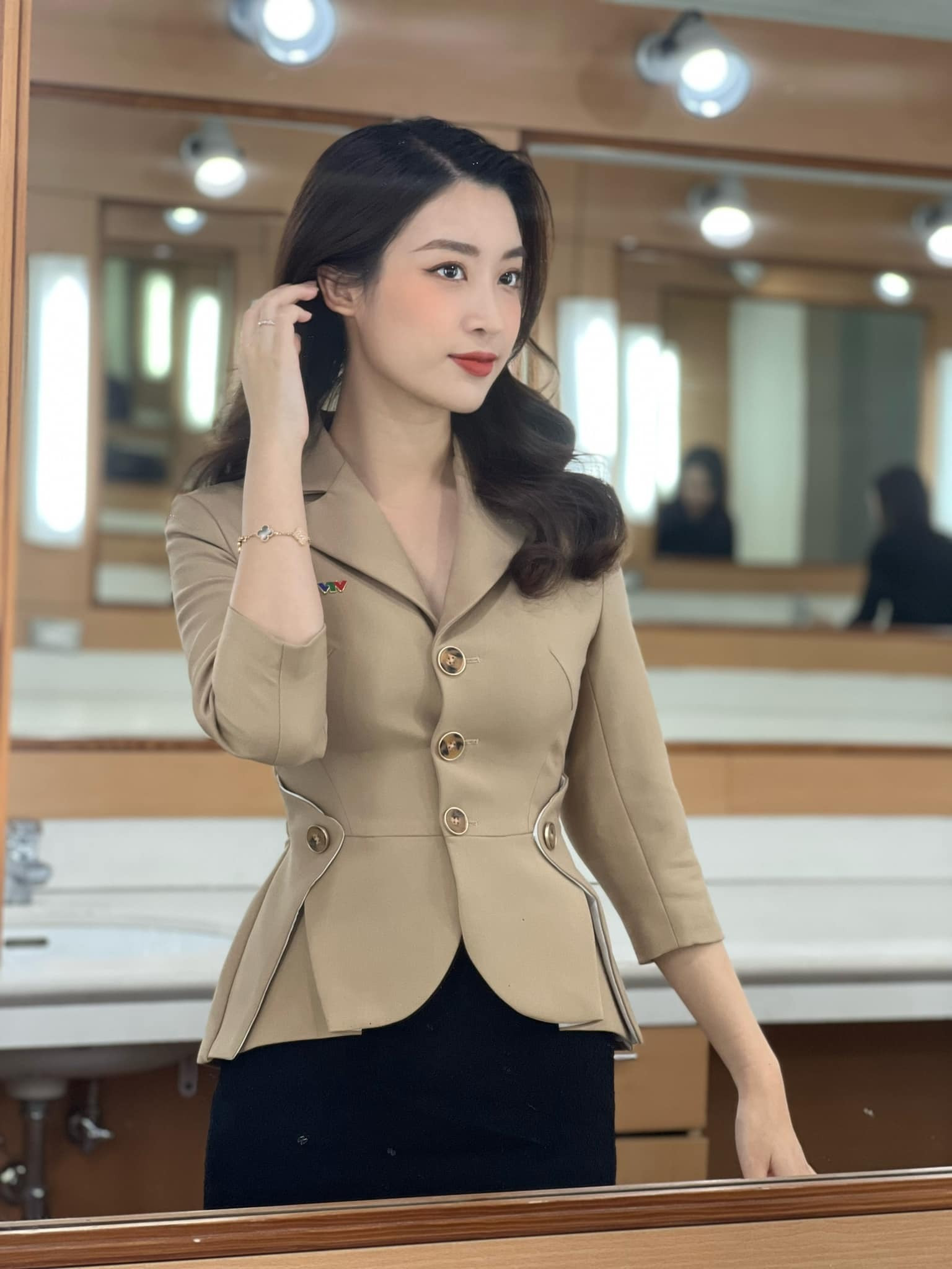 Hoa hậu Đỗ Mỹ Linh thay đổi thế nào sau 8 tháng cưới chồng thiếu gia? - 14