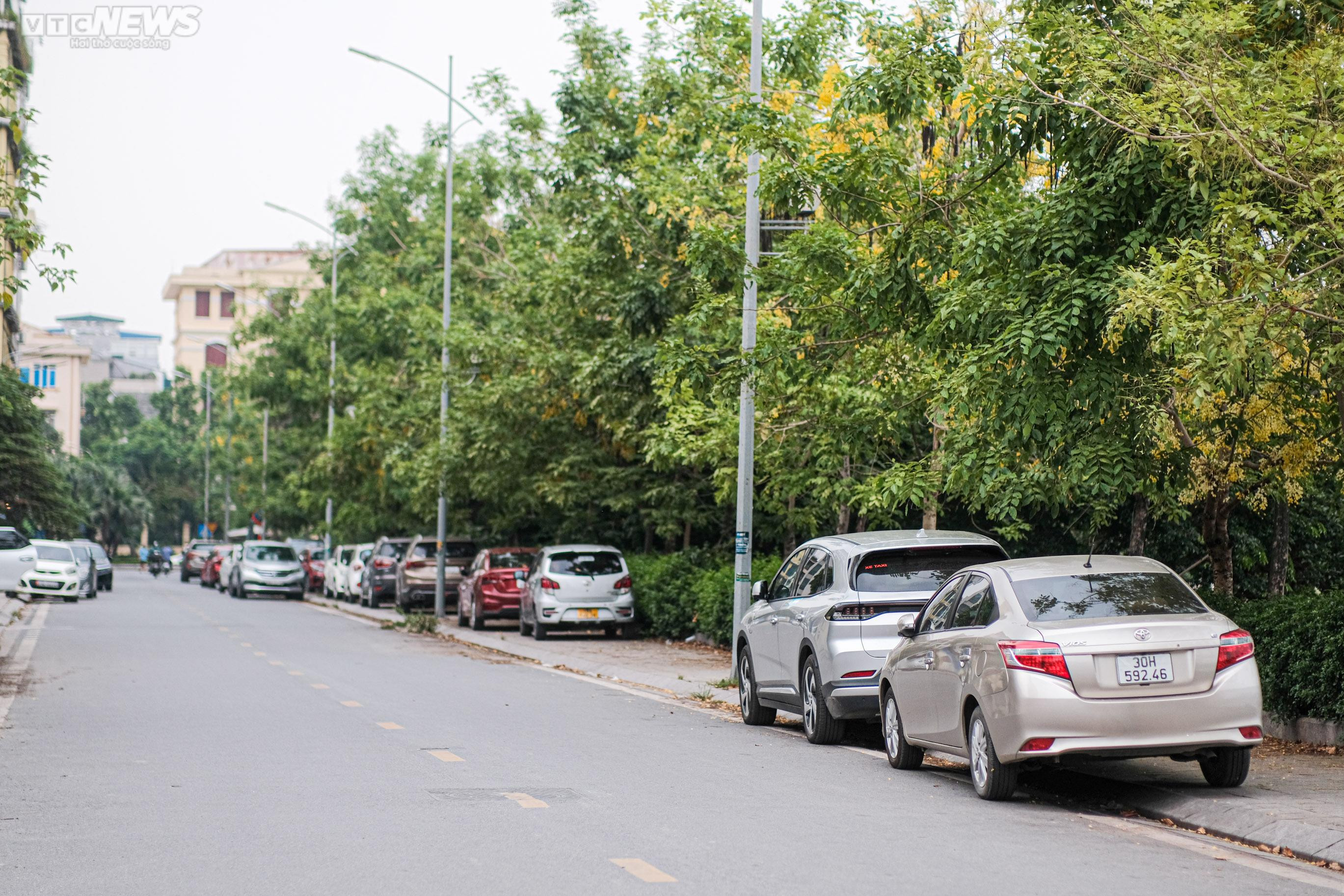 Hà Nội: Vỉa hè công viên Mai Dịch ngập rác thải, bị chiếm dụng làm bãi đỗ xe - 13