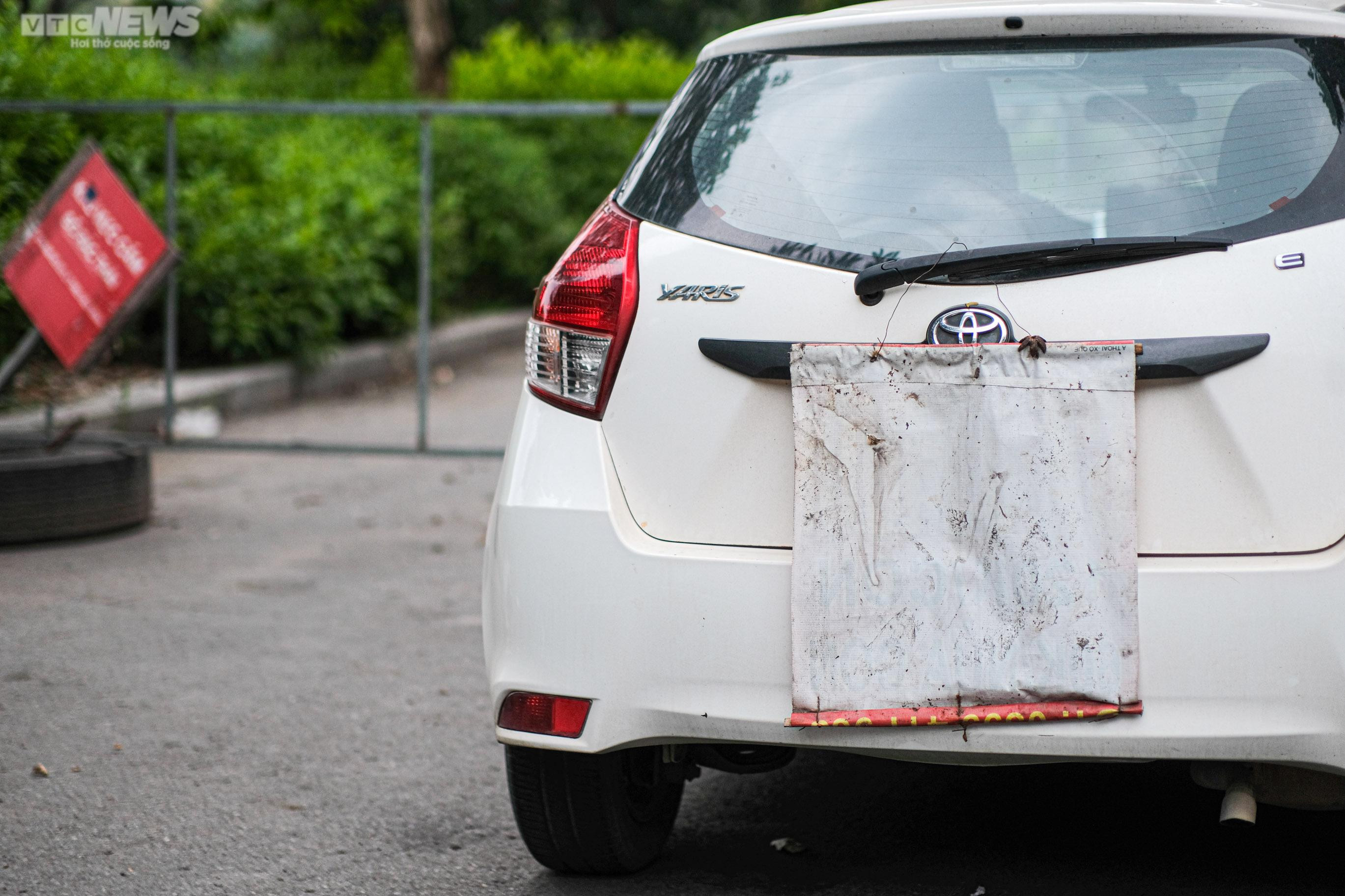 Hà Nội: Vỉa hè công viên Mai Dịch ngập rác thải, bị chiếm dụng làm bãi đỗ xe - 14