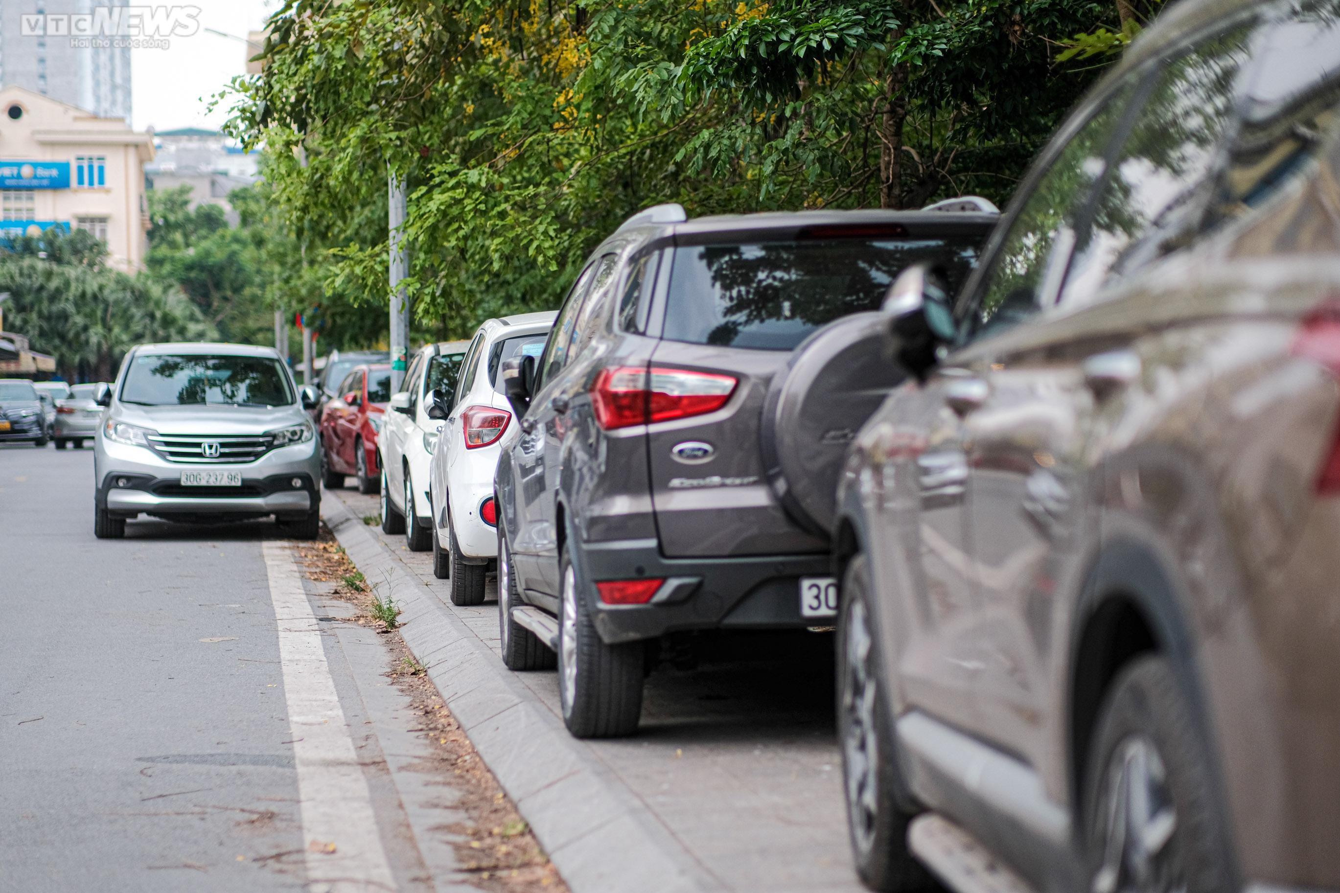 Hà Nội: Vỉa hè công viên Mai Dịch ngập rác thải, bị chiếm dụng làm bãi đỗ xe - 11