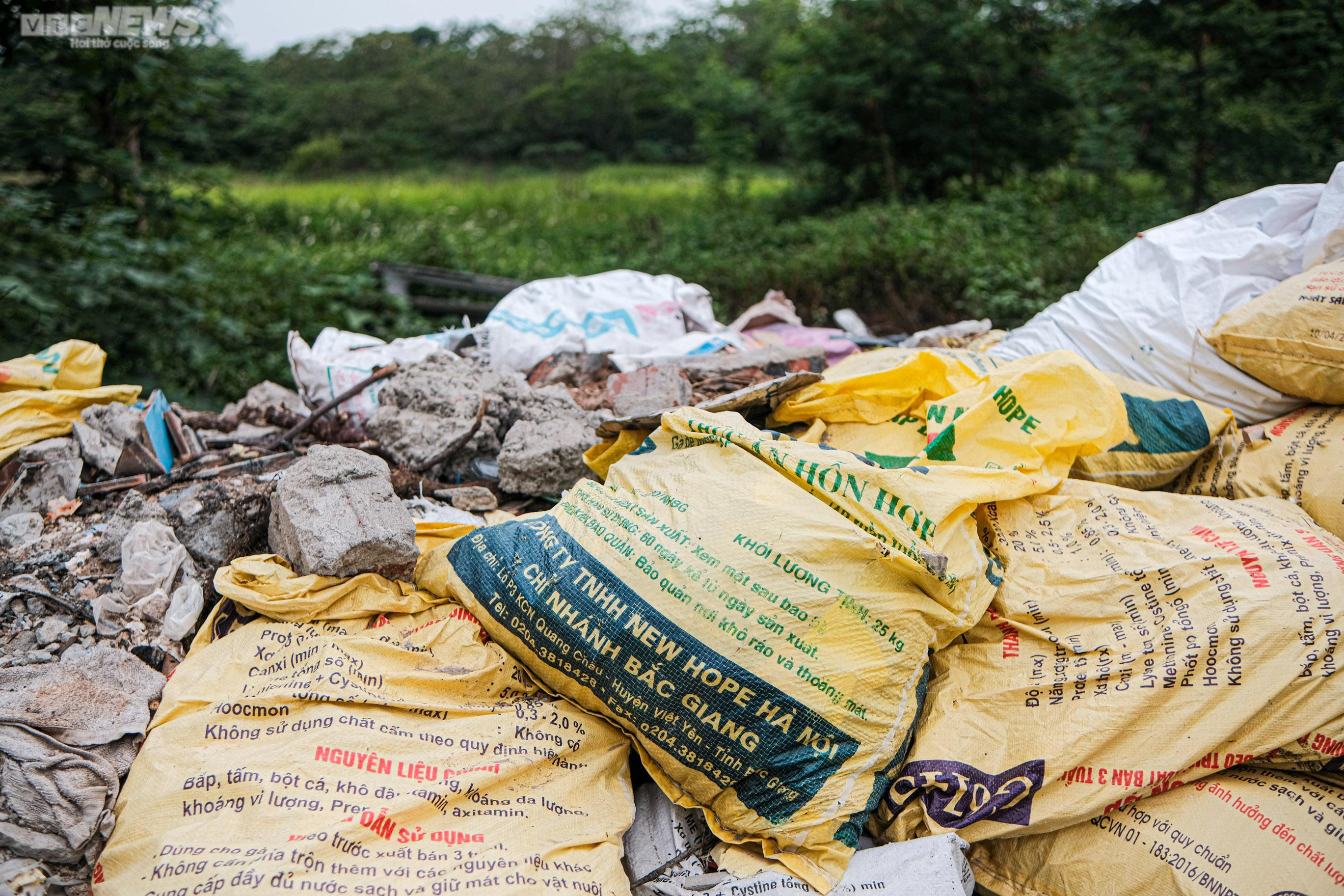 Hà Nội: Vỉa hè công viên Mai Dịch ngập rác thải, bị chiếm dụng làm bãi đỗ xe - 5