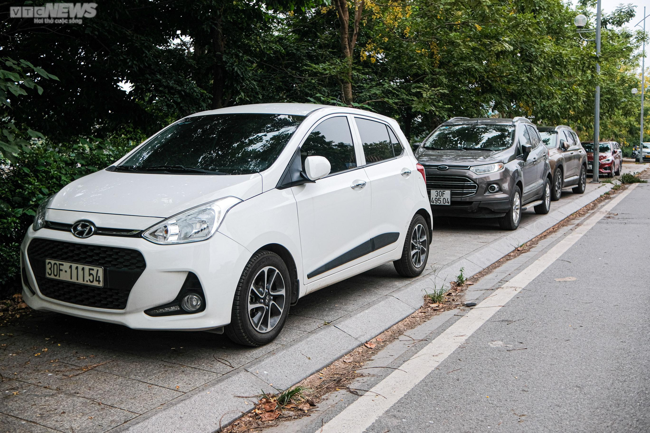 Hà Nội: Vỉa hè công viên Mai Dịch ngập rác thải, bị chiếm dụng làm bãi đỗ xe - 10