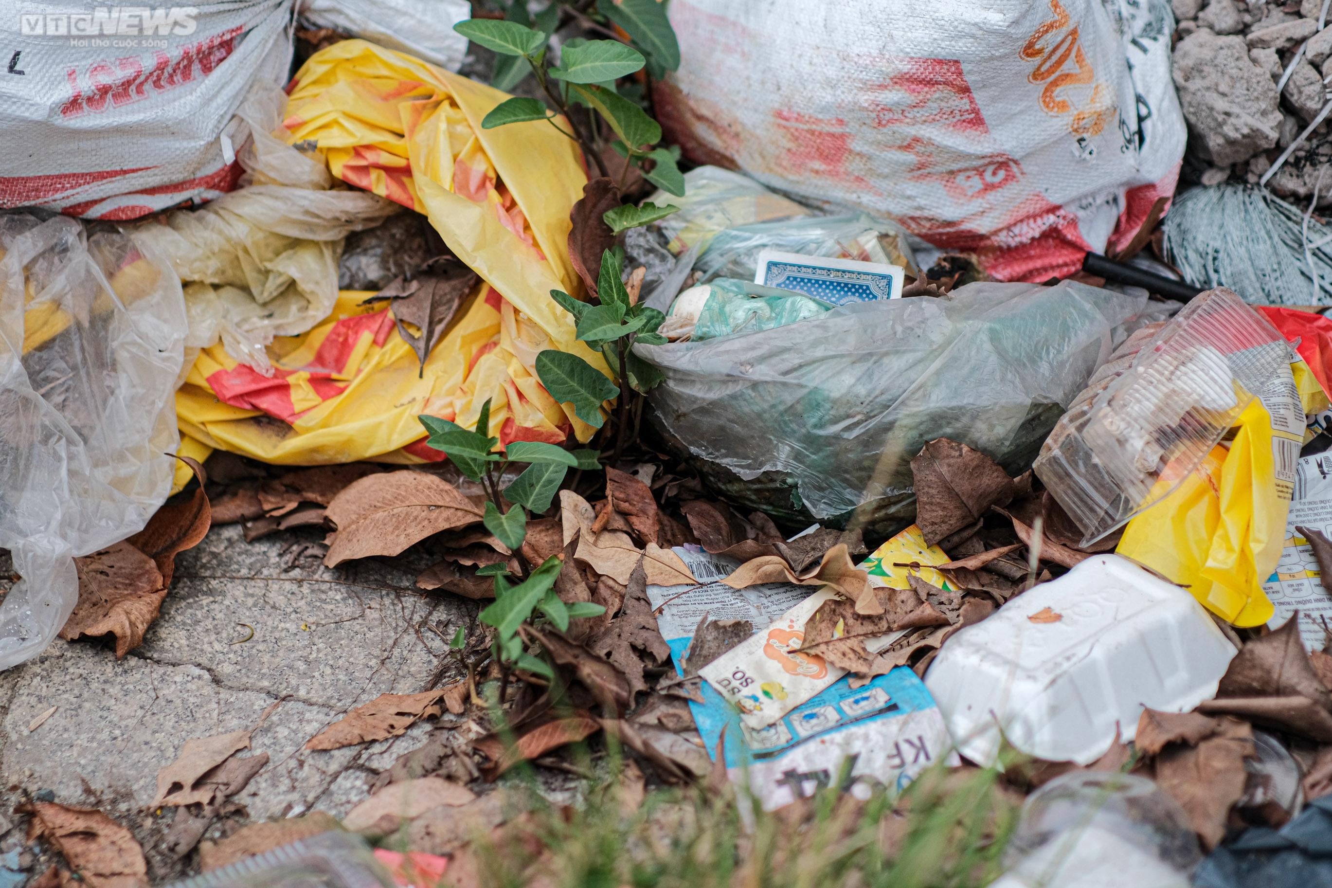 Hà Nội: Vỉa hè công viên Mai Dịch ngập rác thải, bị chiếm dụng làm bãi đỗ xe - 9