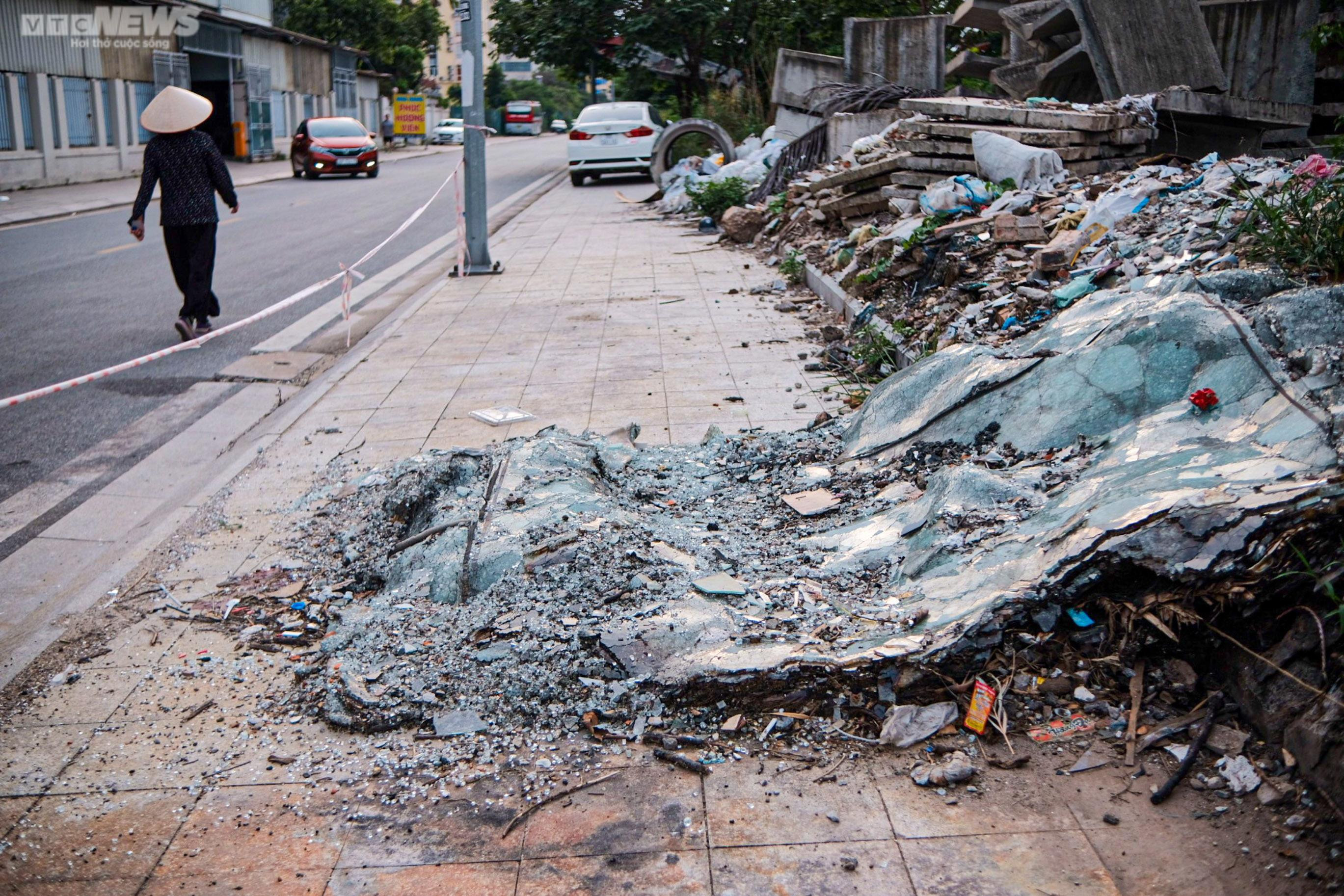 Hà Nội: Vỉa hè công viên Mai Dịch ngập rác thải, bị chiếm dụng làm bãi đỗ xe - 4