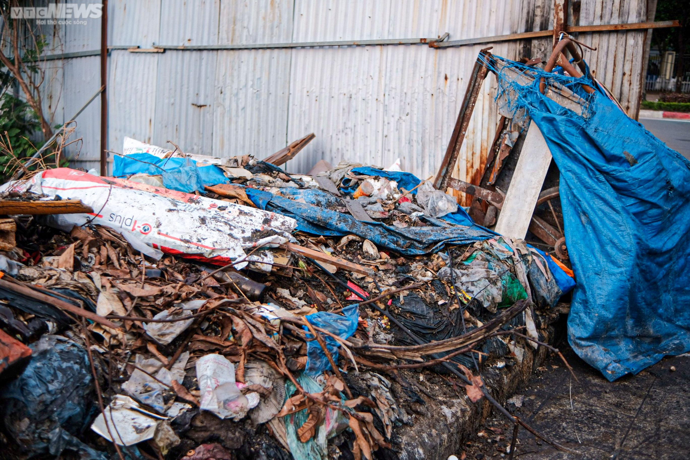 Hà Nội: Vỉa hè công viên Mai Dịch ngập rác thải, bị chiếm dụng làm bãi đỗ xe - 8