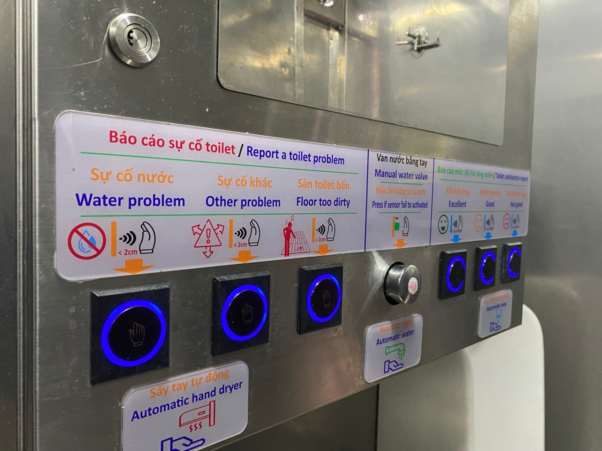 Cận cảnh nhà vệ sinh công cộng ‘5 sao’ ở TP.HCM - 7