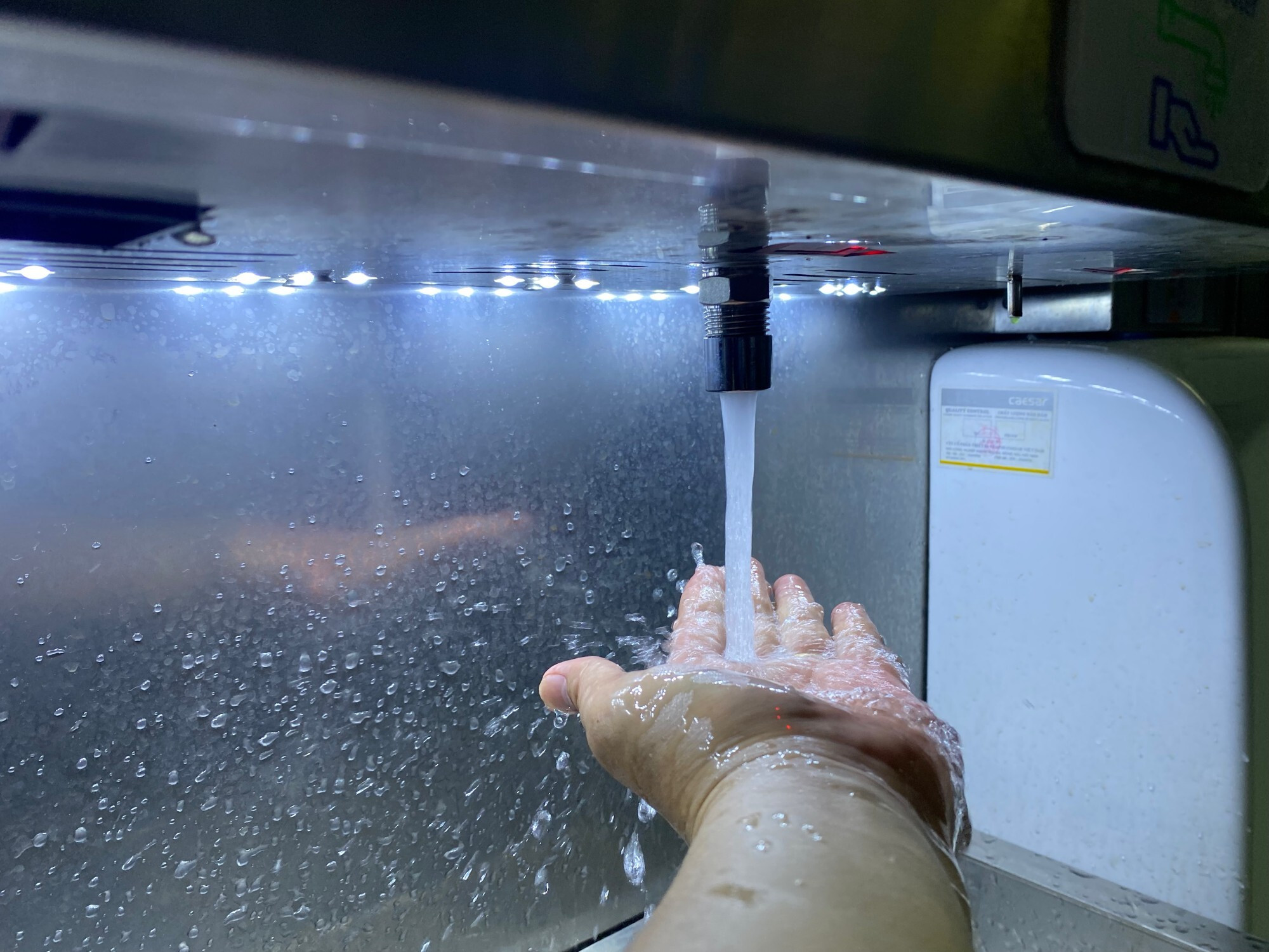 Cận cảnh nhà vệ sinh công cộng ‘5 sao’ ở TP.HCM - 8