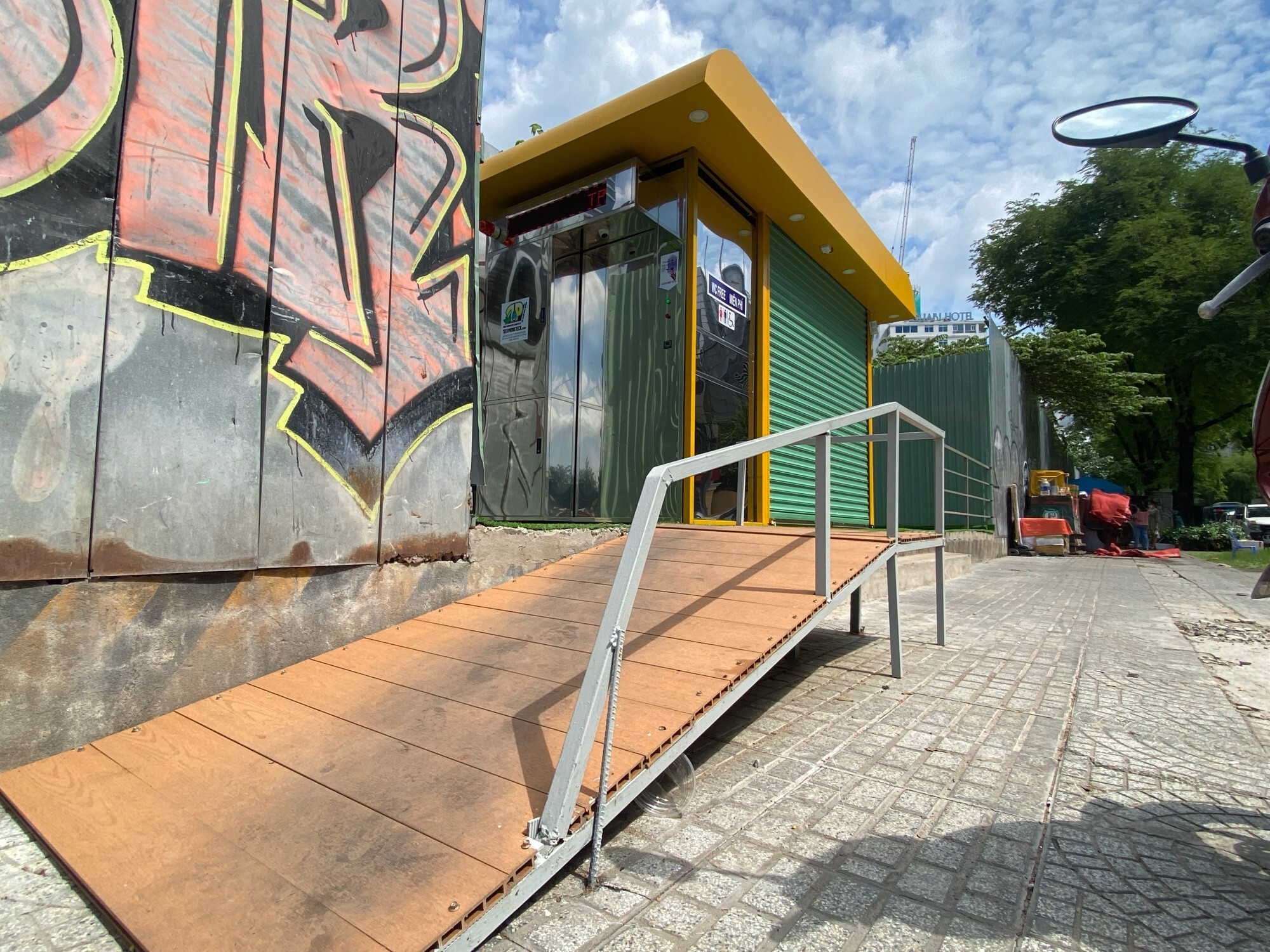 Cận cảnh nhà vệ sinh công cộng ‘5 sao’ ở TP.HCM - 3