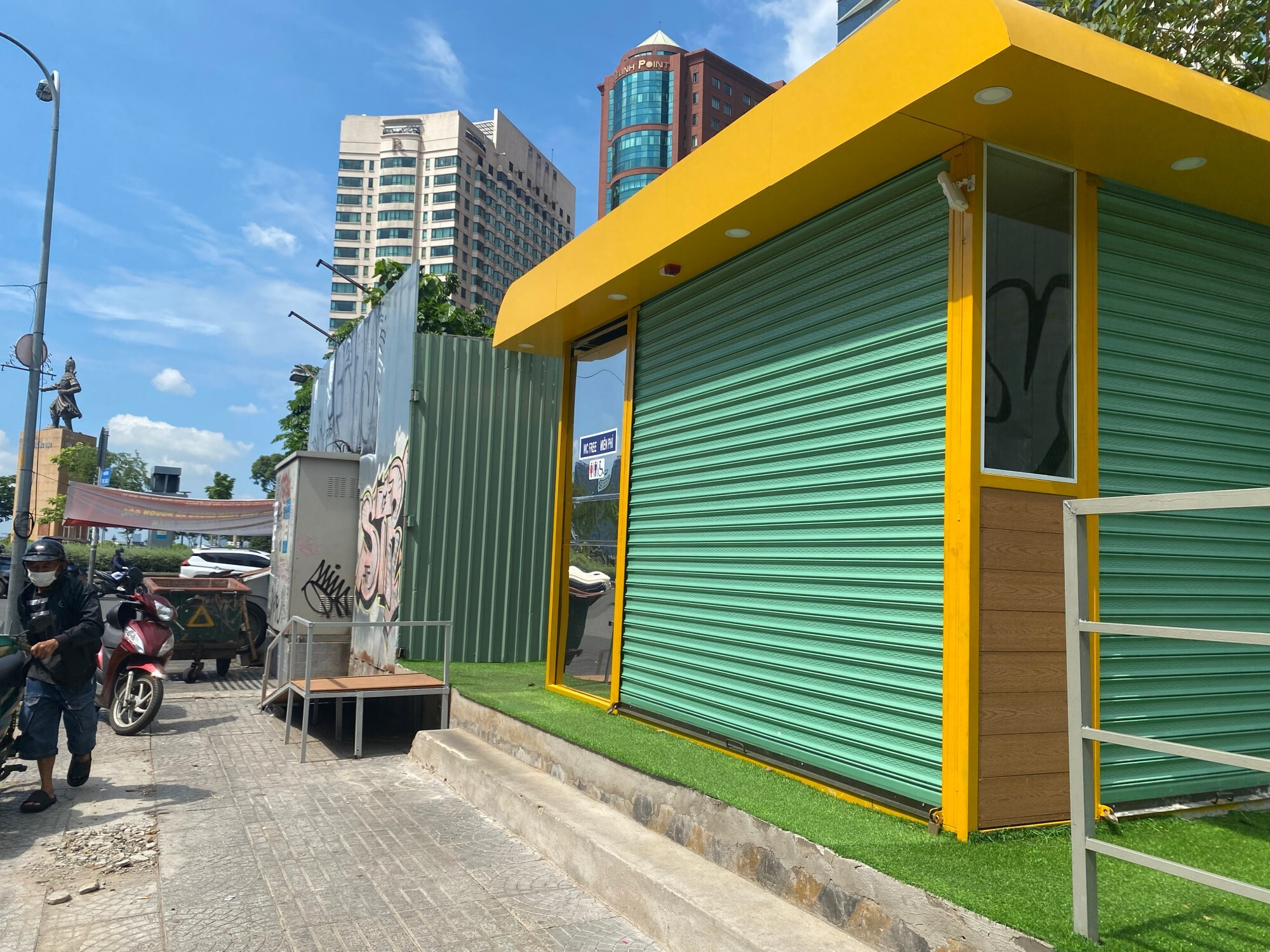 Cận cảnh nhà vệ sinh công cộng ‘5 sao’ ở TP.HCM - 12