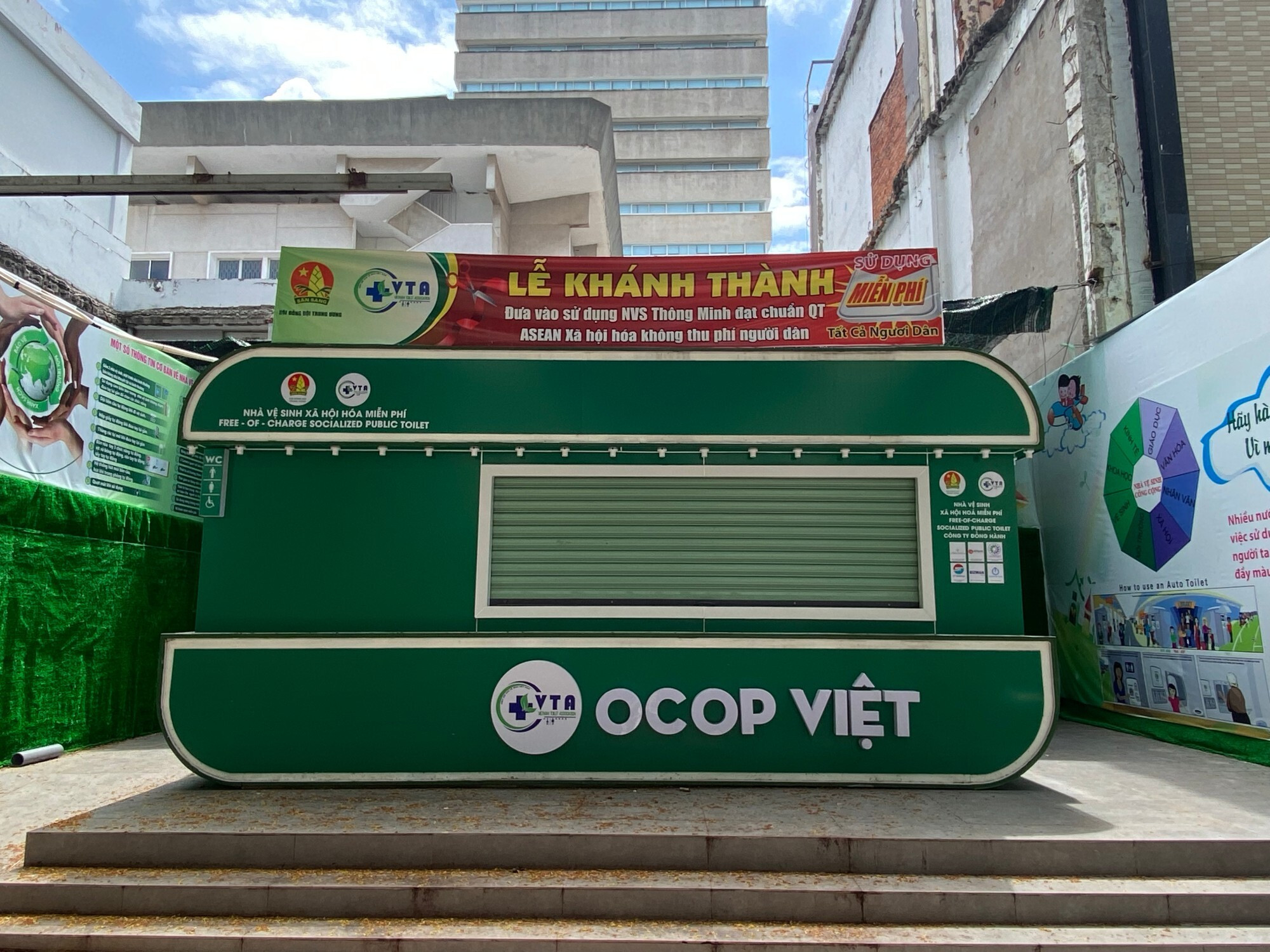 Cận cảnh nhà vệ sinh công cộng ‘5 sao’ ở TP.HCM - 2