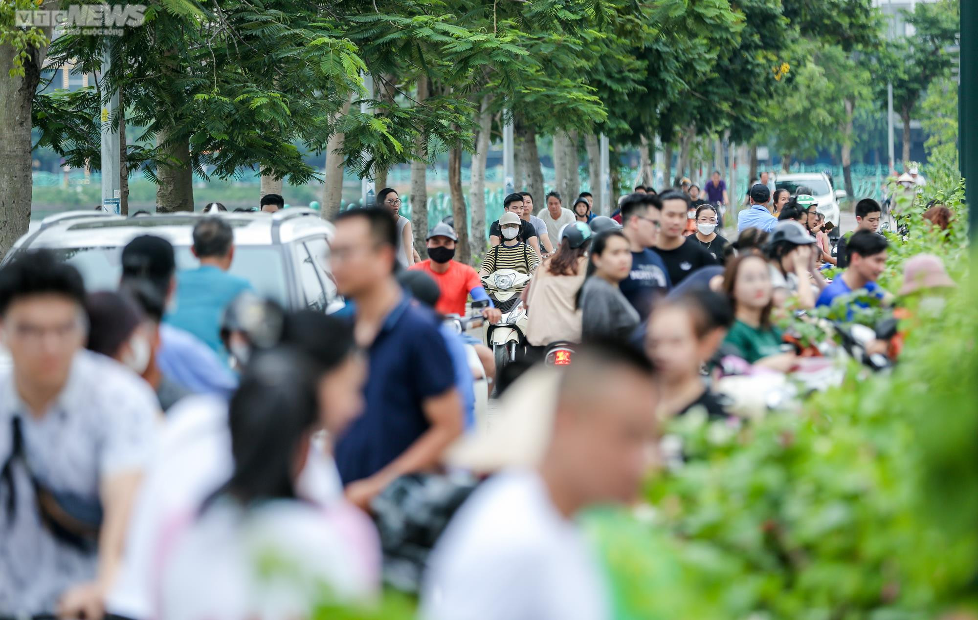 Người dân kéo đến trải nghiệm tại hồ cá Koi lớn nhất Hà Nội - 13