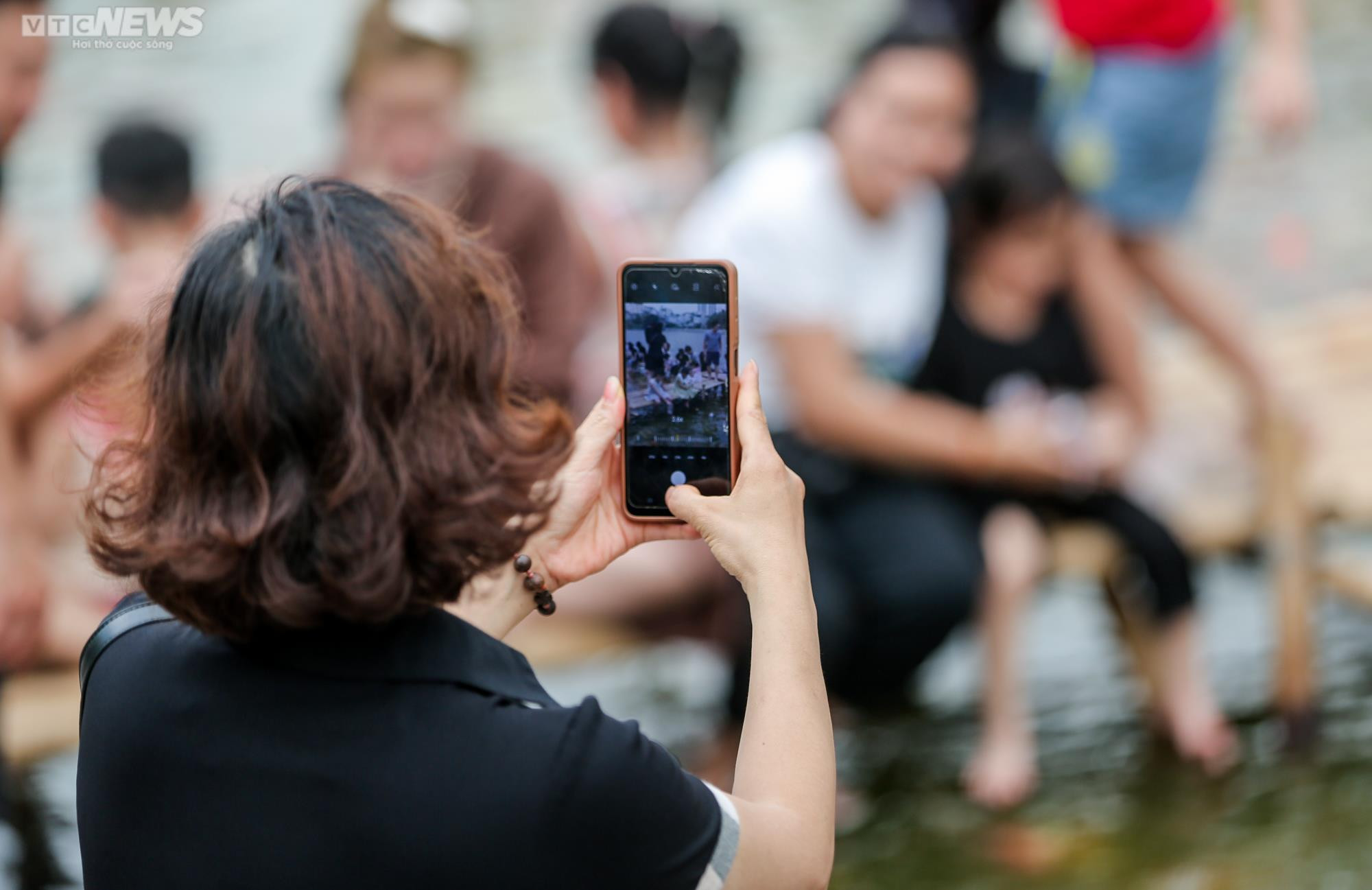 Người dân kéo đến trải nghiệm tại hồ cá Koi lớn nhất Hà Nội - 12