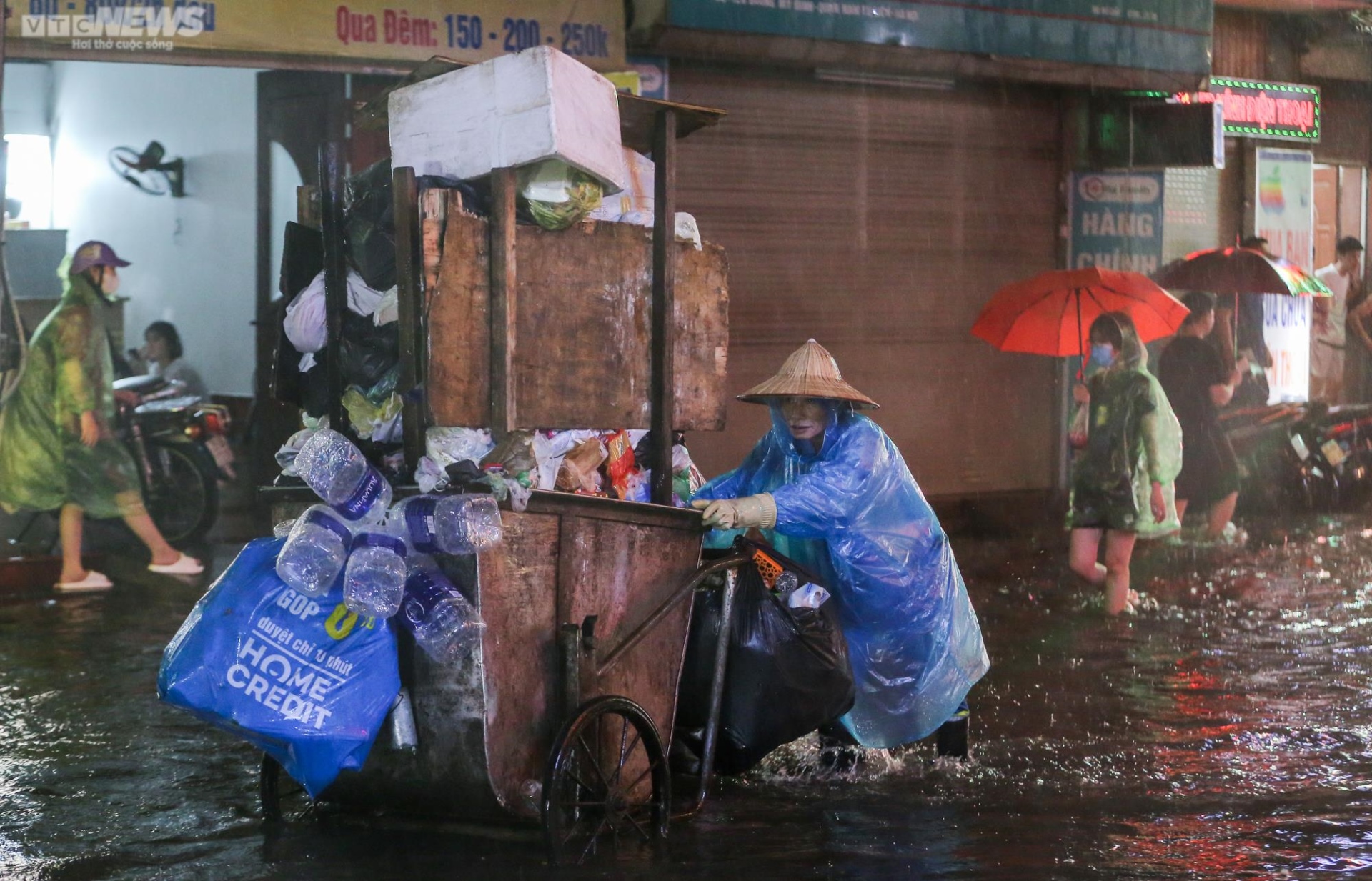 Hà Nội mưa trắng trời giờ cao điểm, đường sá thành sông, xe chết máy hàng loạt - 7
