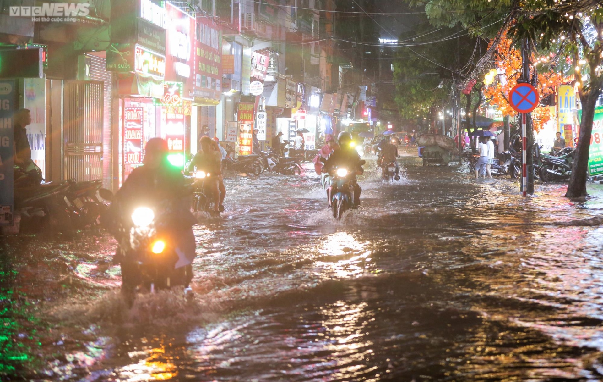 Hà Nội mưa trắng trời giờ cao điểm, đường sá thành sông, xe chết máy hàng loạt - 1