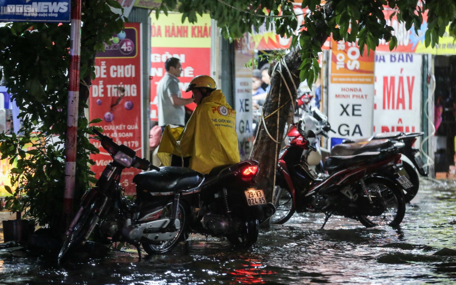 Hà Nội mưa trắng trời giờ cao điểm, đường sá thành sông, xe chết máy hàng loạt - 11
