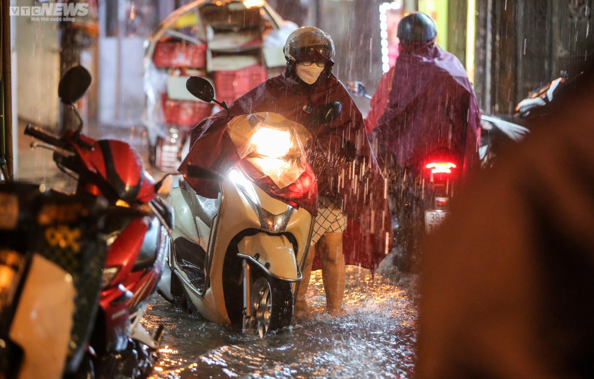 Hà Nội mưa trắng trời giờ cao điểm, đường sá thành sông, xe chết máy hàng loạt - 4