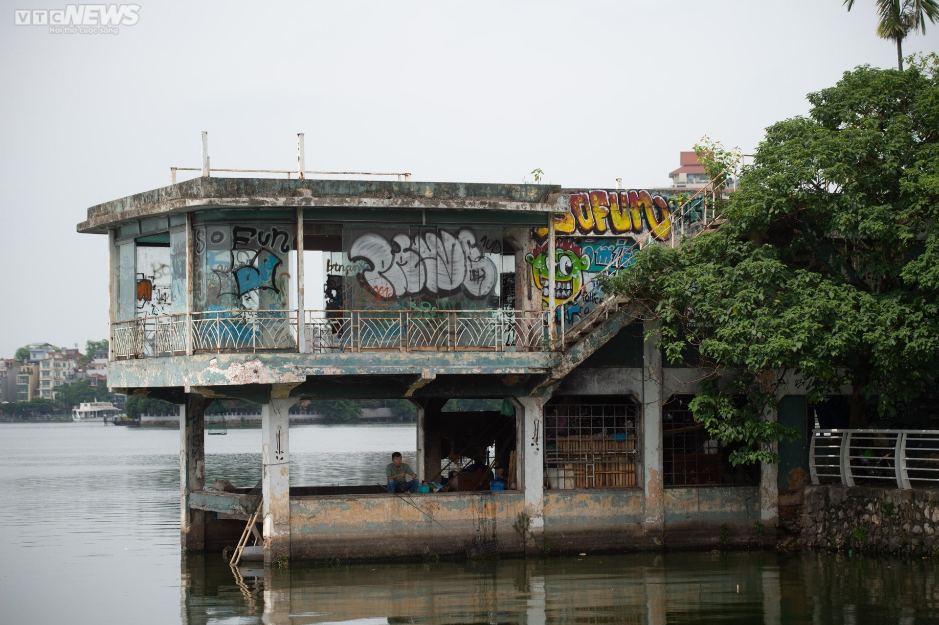 Sau đợt cưỡng chế, nhiều công trình nhếch nhác vẫn án ngữ ở Hồ Tây - 11