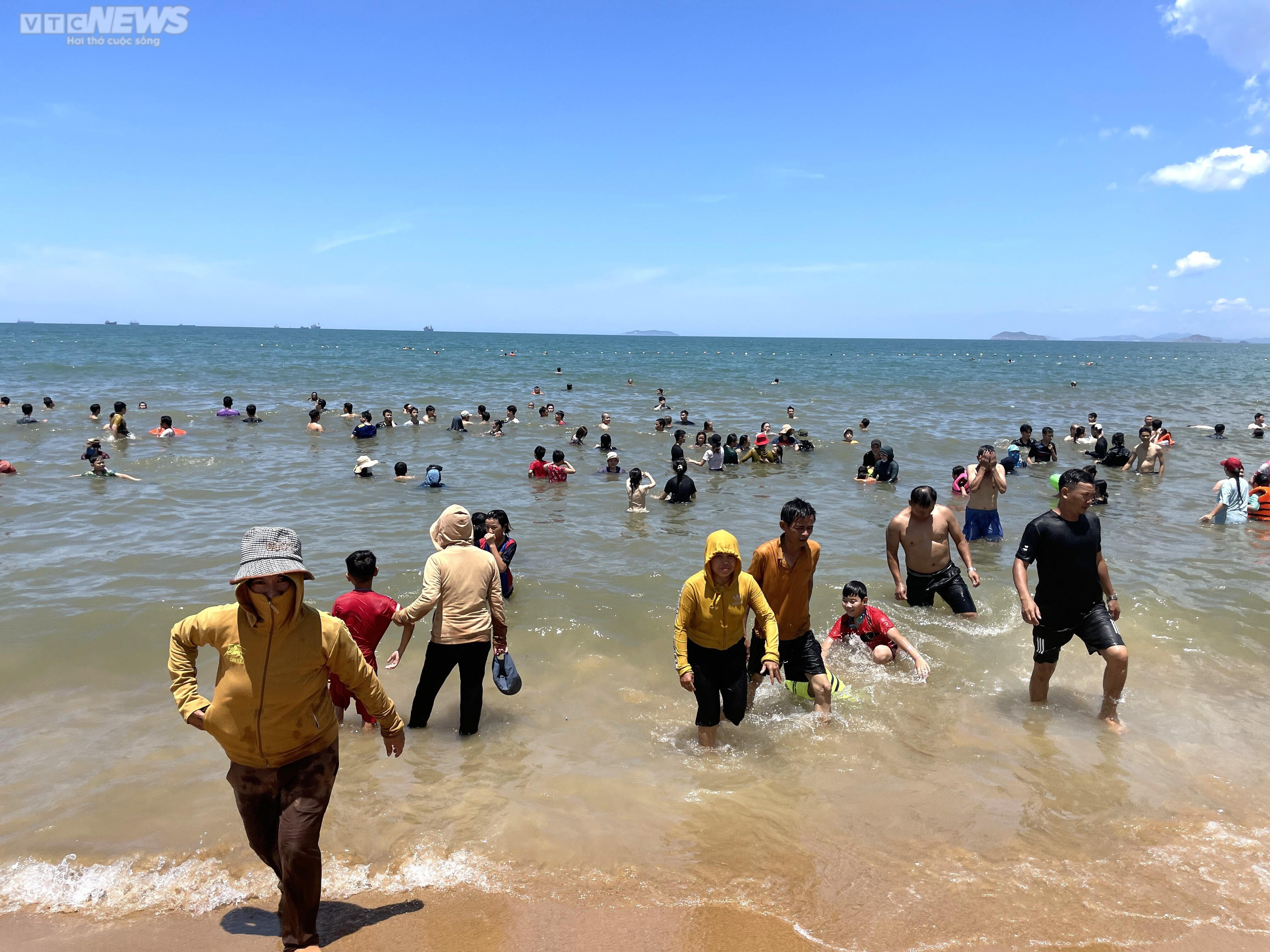 Tết Đoan Ngọ, đúng 12h trưa người 'xứ Nẫu' mặc áo chống nắng, che ô tắm biển xả xui - 6