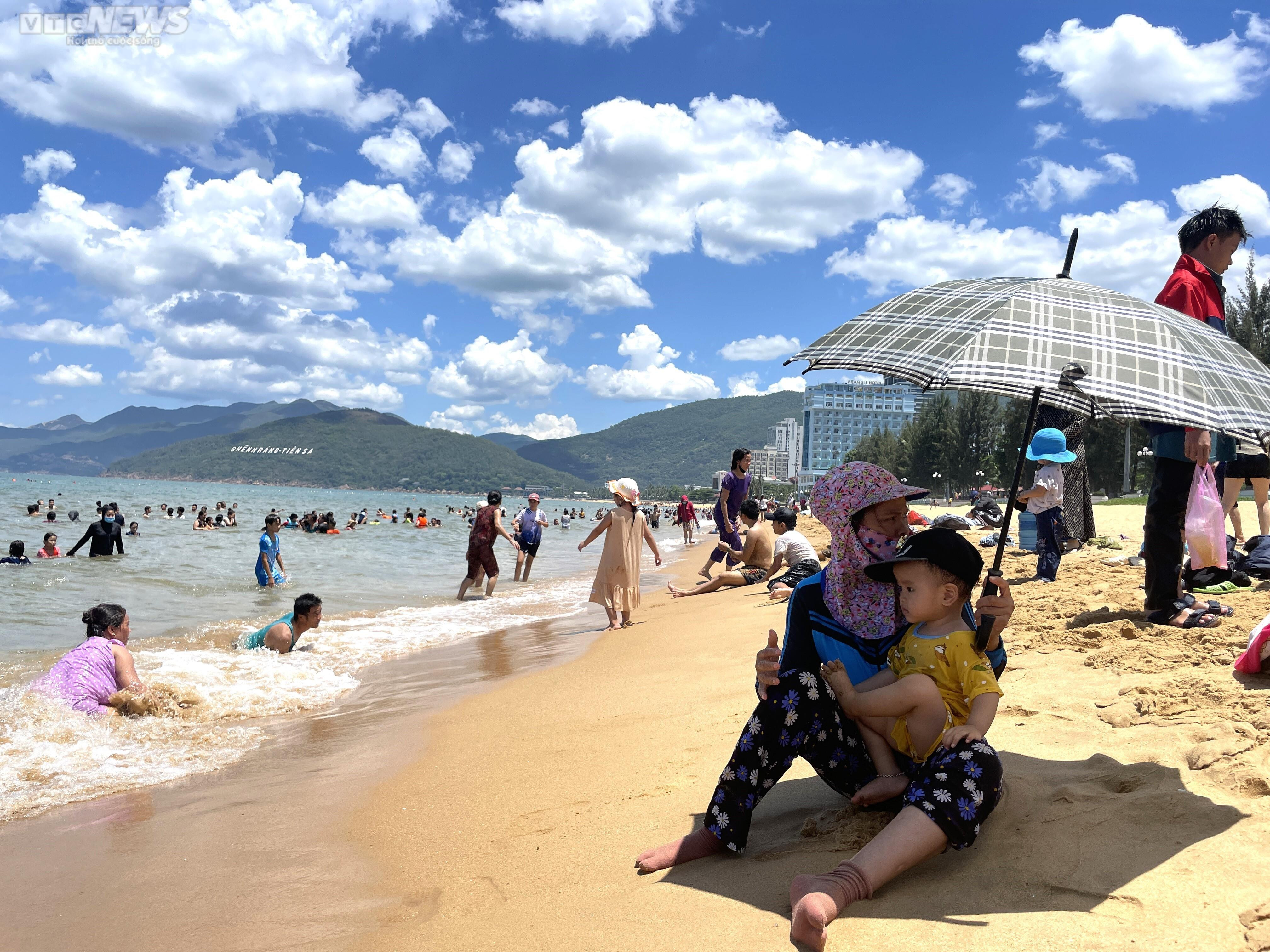 Tết Đoan Ngọ, đúng 12h trưa người 'xứ Nẫu' mặc áo chống nắng, che ô tắm biển xả xui - 7