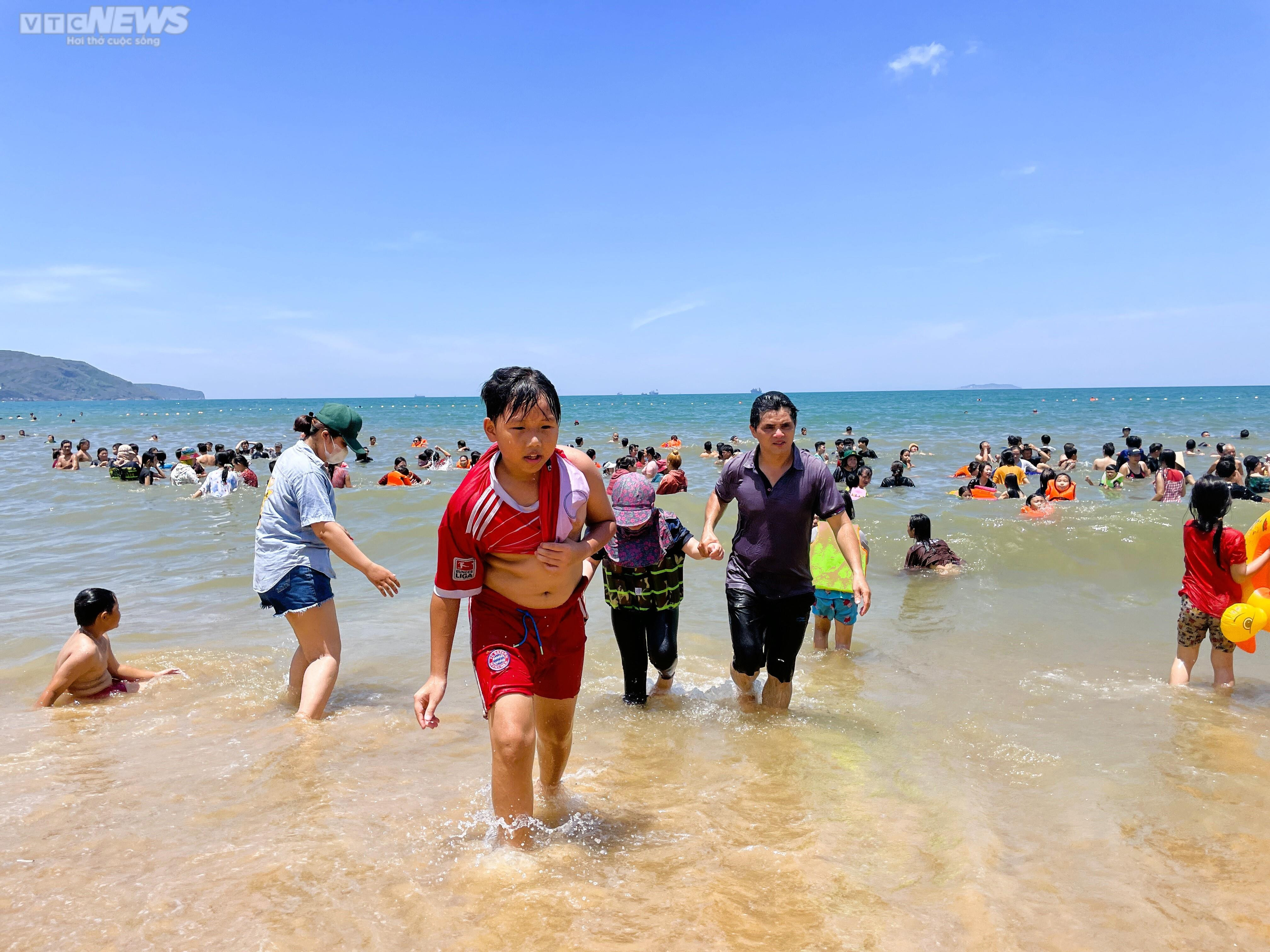 Tết Đoan Ngọ, đúng 12h trưa người 'xứ Nẫu' mặc áo chống nắng, che ô tắm biển xả xui - 5