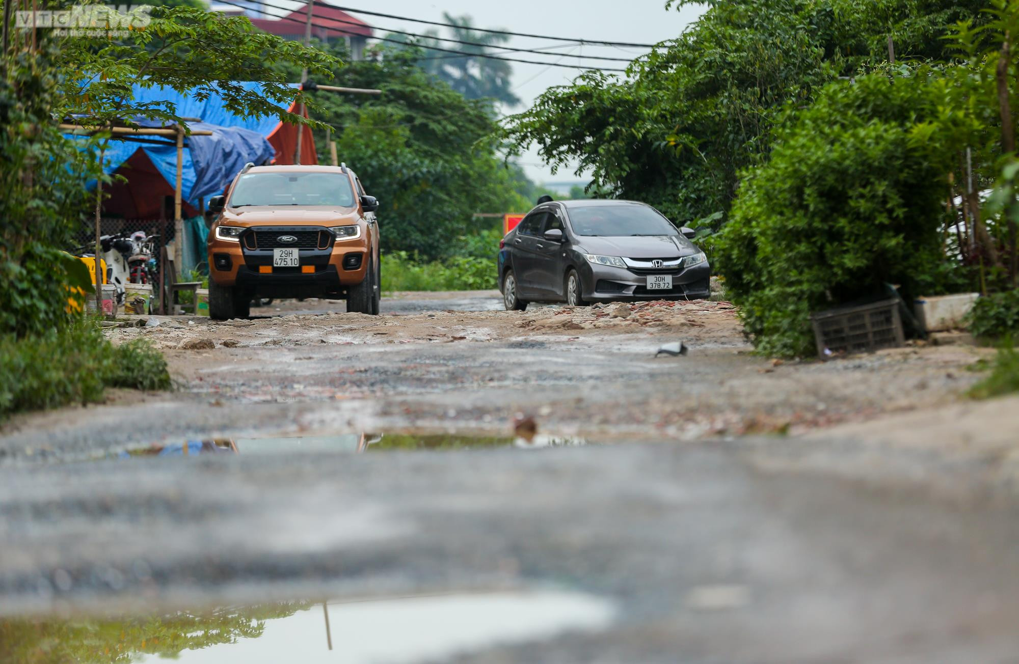 Đường dài hơn 100m chi chít 'ổ voi', dân Thủ đô vừa đi vừa sợ ngã - 3