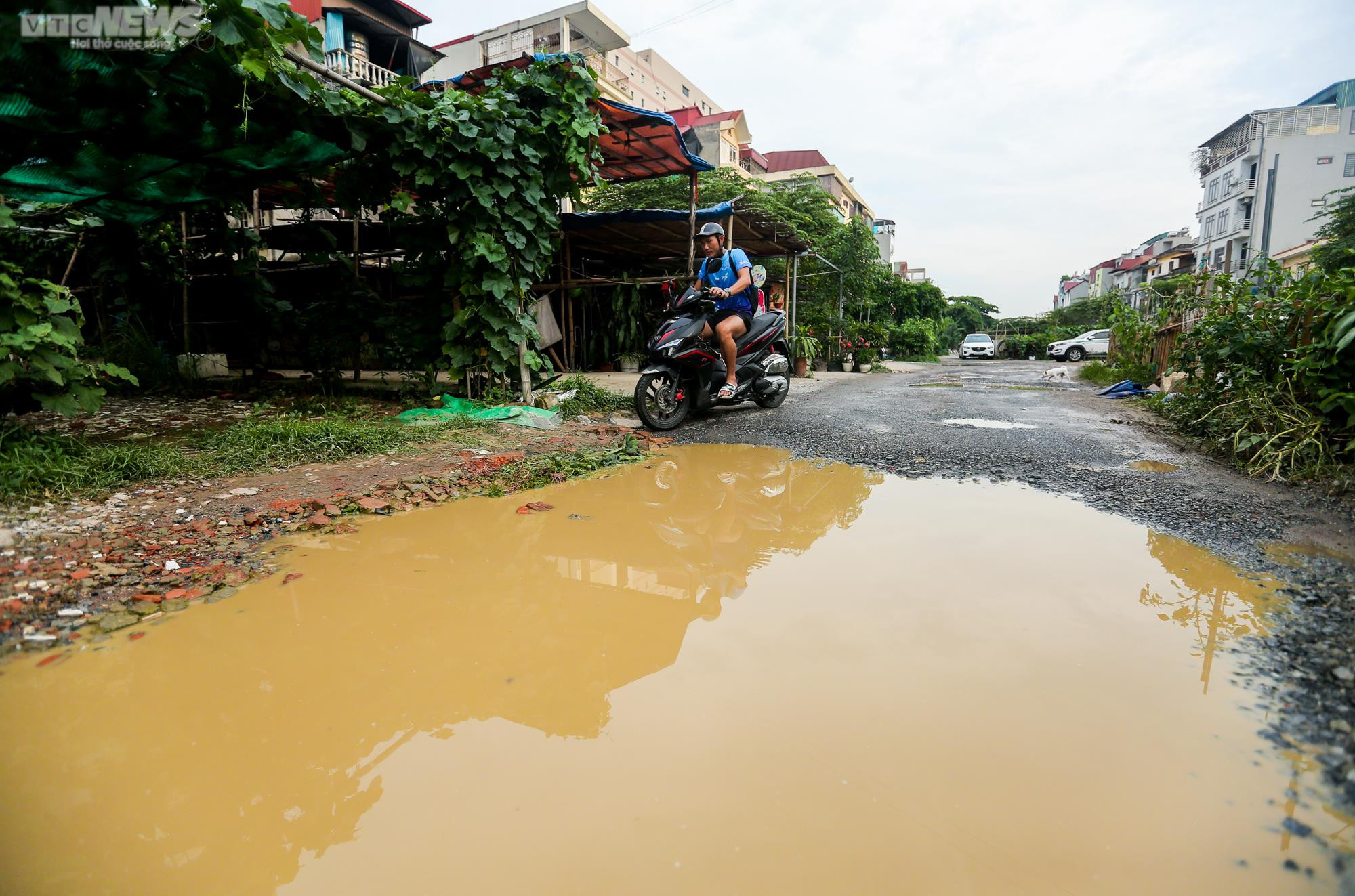 Đường dài hơn 100m chi chít 'ổ voi', dân Thủ đô vừa đi vừa sợ ngã - 5