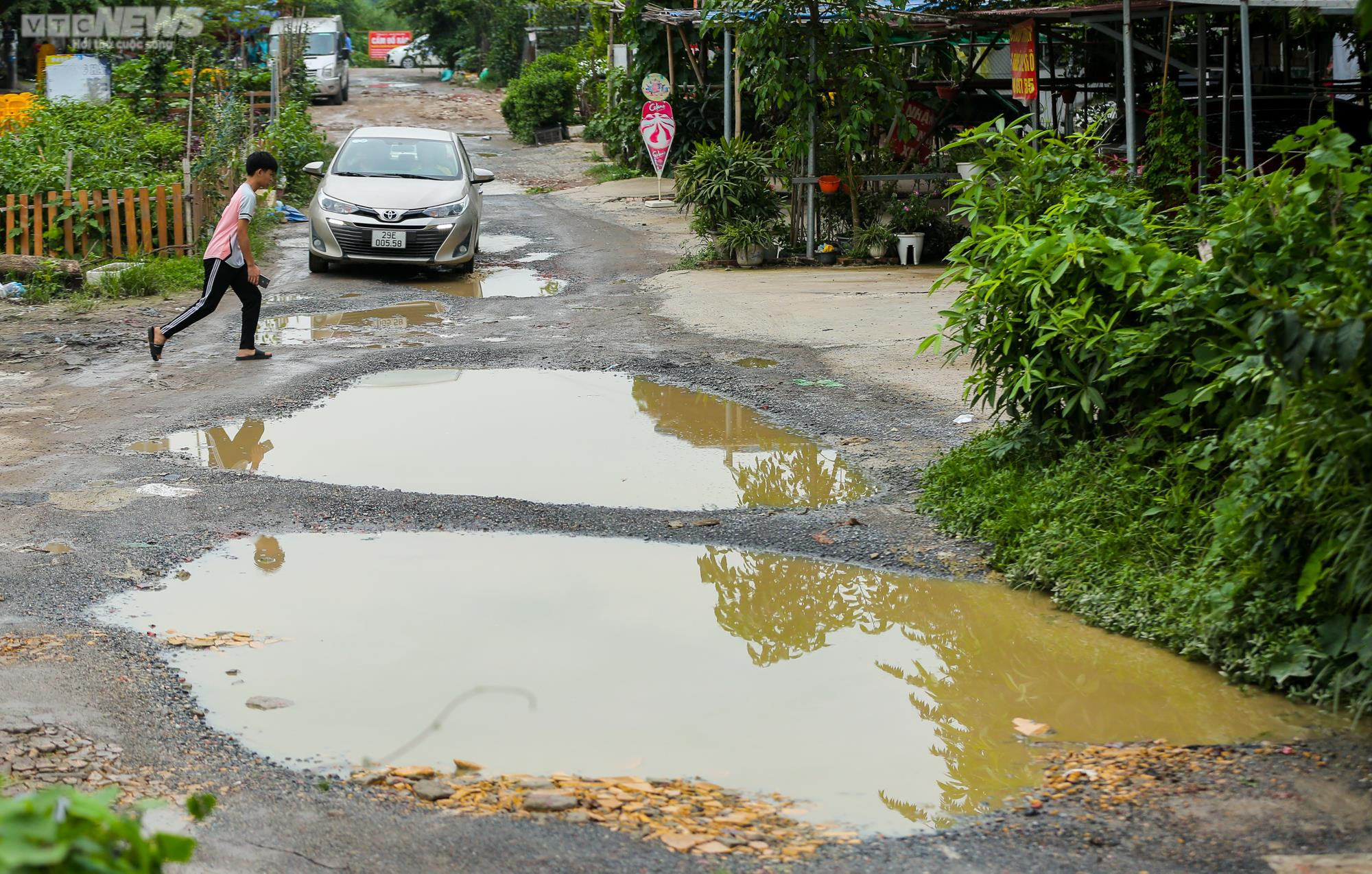 Đường dài hơn 100m chi chít 'ổ voi', dân Thủ đô vừa đi vừa sợ ngã - 2