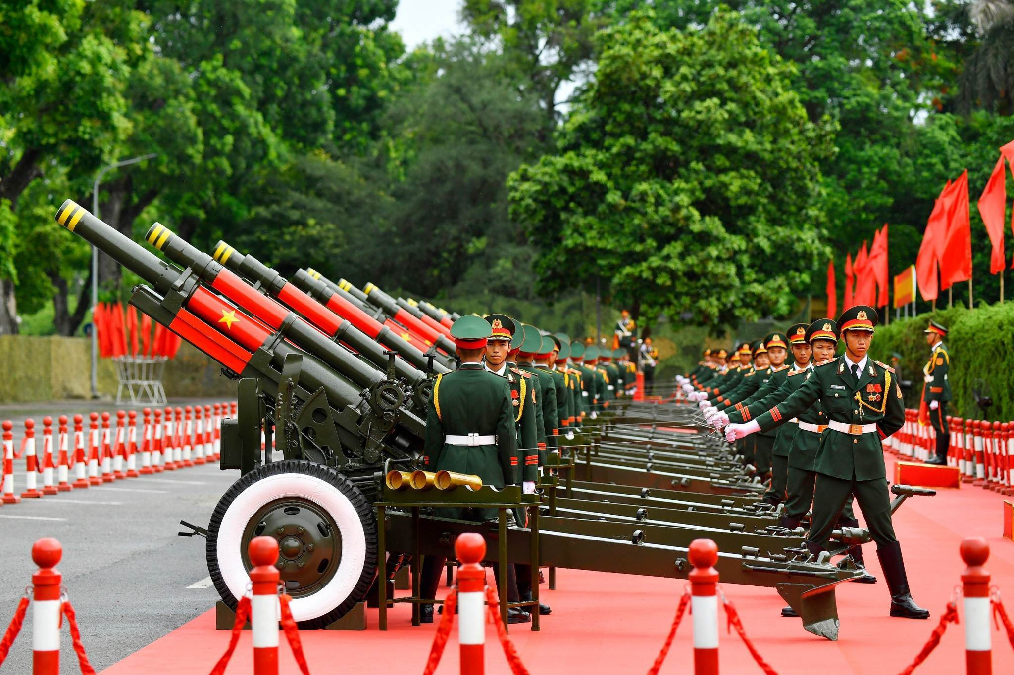 Bắn 21 phát đại bác chào đón Tổng thống Hàn Quốc Yoon Suk-yeol thăm Việt Nam - 2