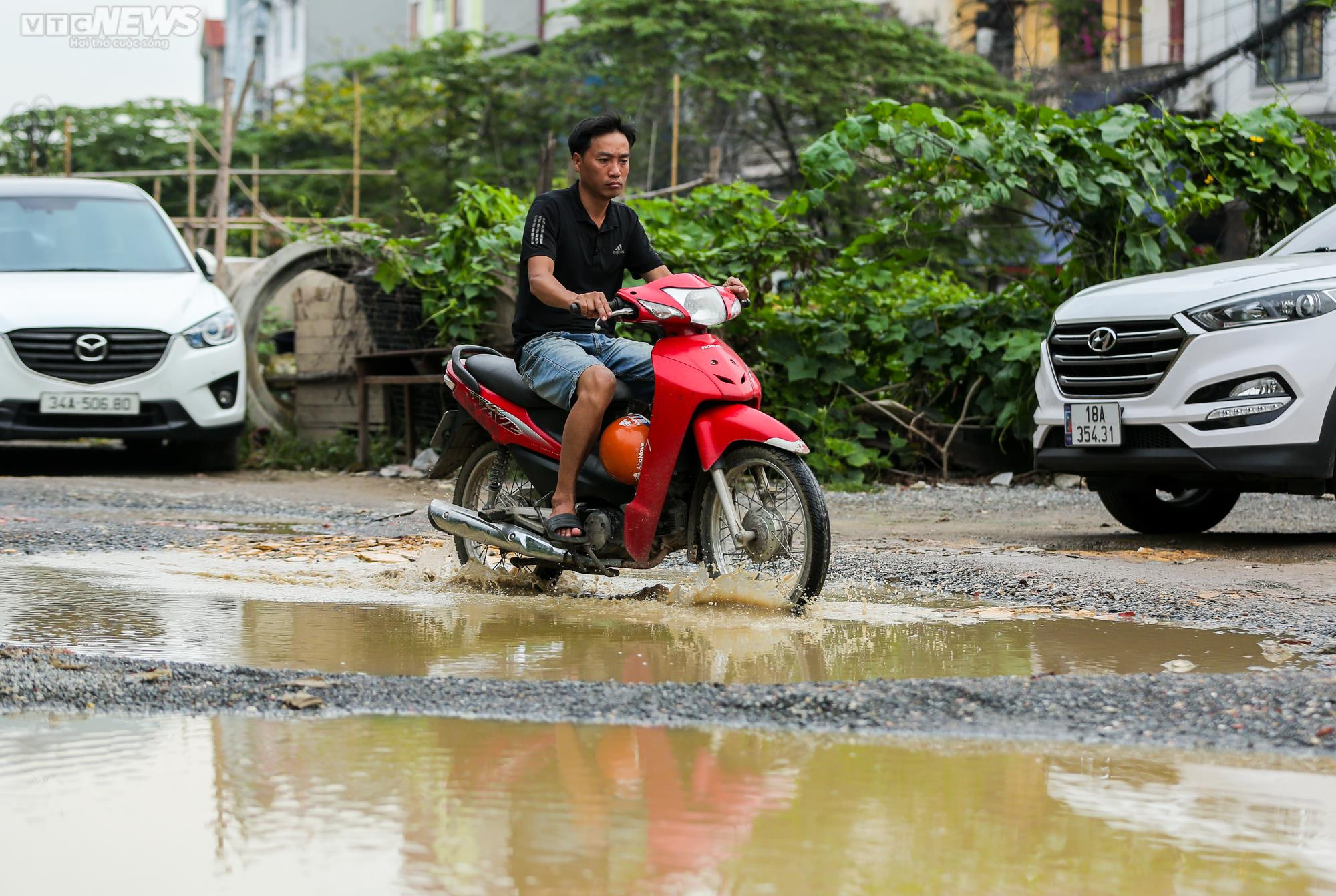 Đường dài hơn 100m chi chít 'ổ voi', dân Thủ đô vừa đi vừa sợ ngã - 7