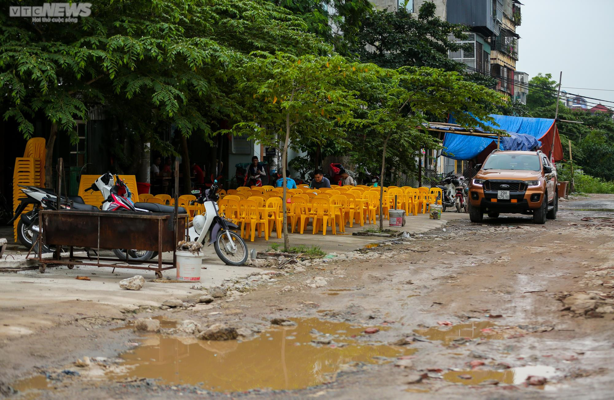 Đường dài hơn 100m chi chít 'ổ voi', dân Thủ đô vừa đi vừa sợ ngã - 12