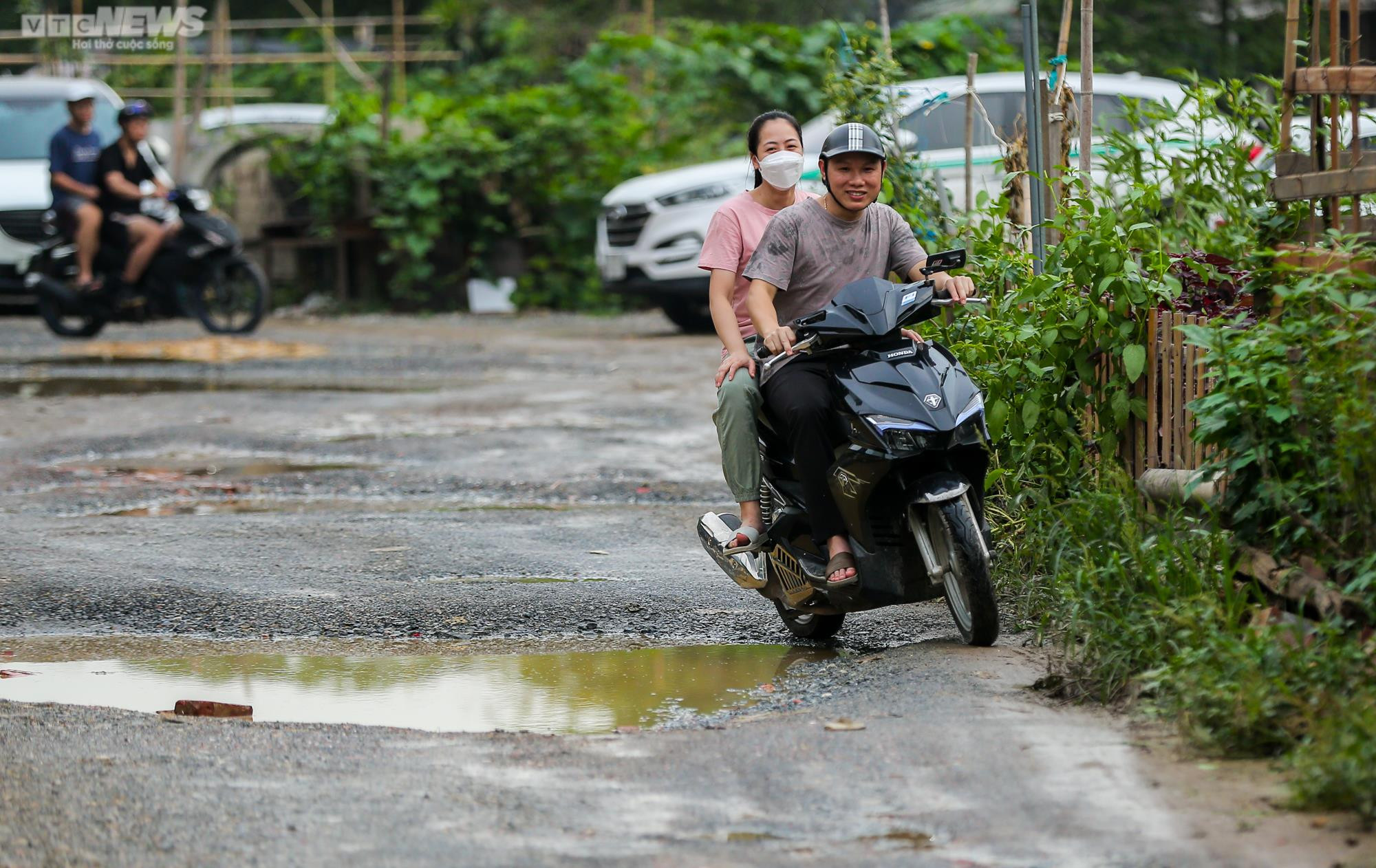 Đường dài hơn 100m chi chít 'ổ voi', dân Thủ đô vừa đi vừa sợ ngã - 8