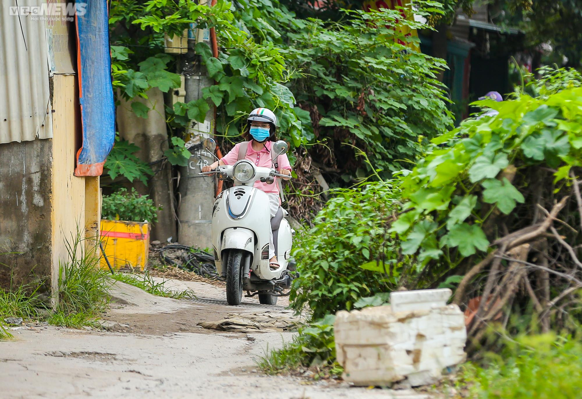 Đường dài hơn 100m chi chít 'ổ voi', dân Thủ đô vừa đi vừa sợ ngã - 9