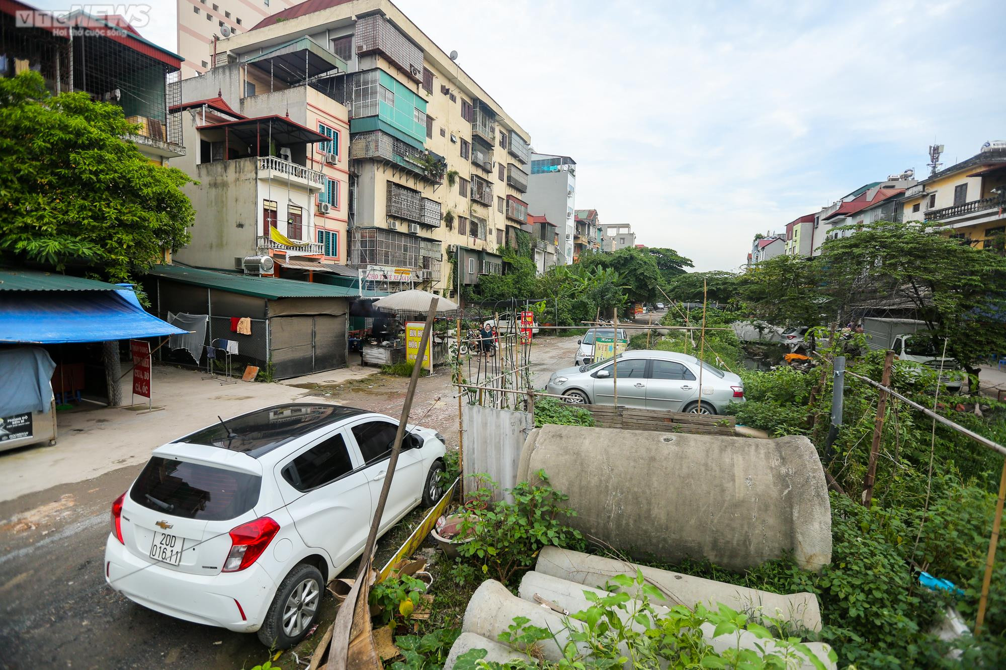 Đường dài hơn 100m chi chít 'ổ voi', dân Thủ đô vừa đi vừa sợ ngã - 10