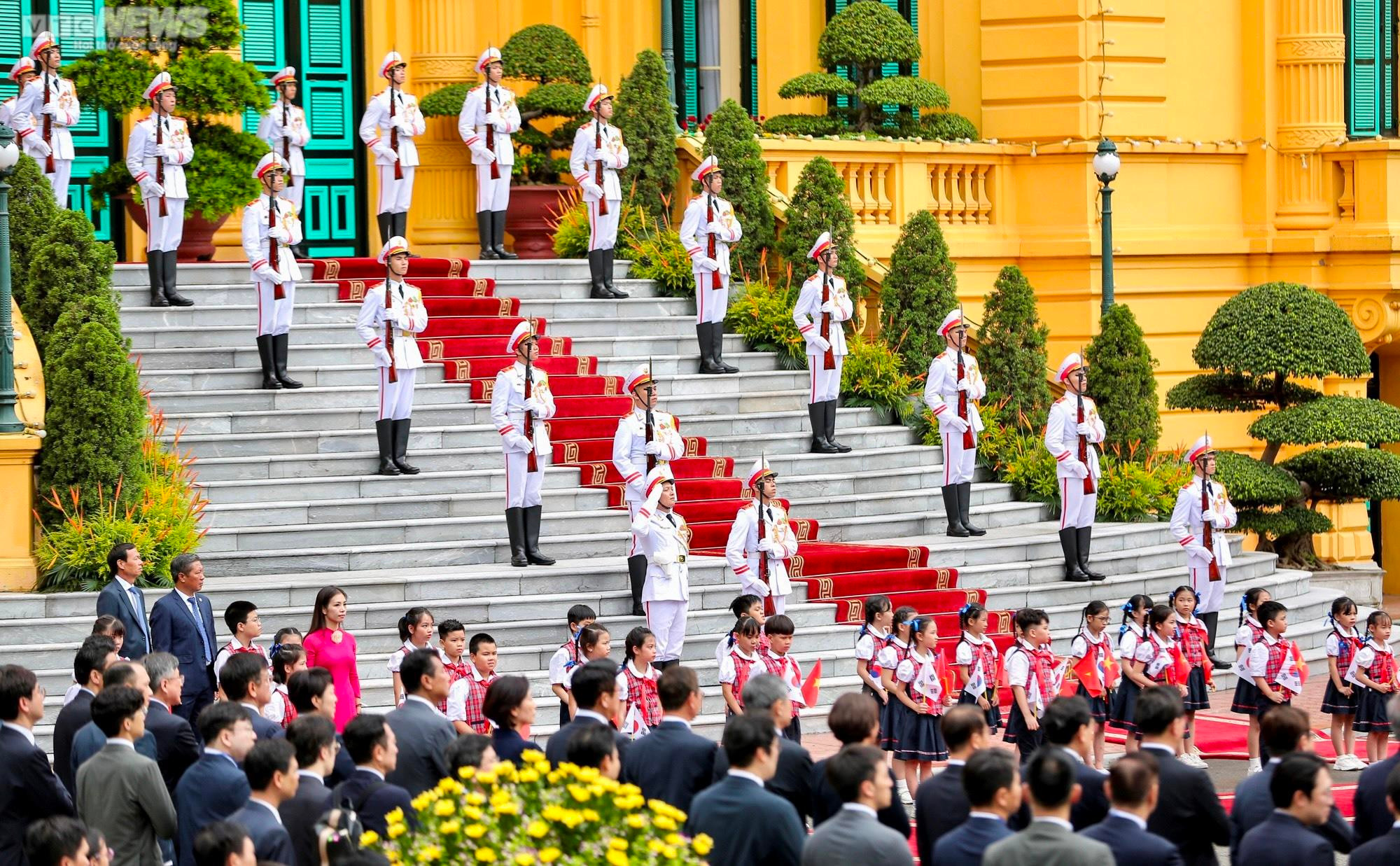 Bắn 21 phát đại bác chào đón Tổng thống Hàn Quốc Yoon Suk-yeol thăm Việt Nam - 8