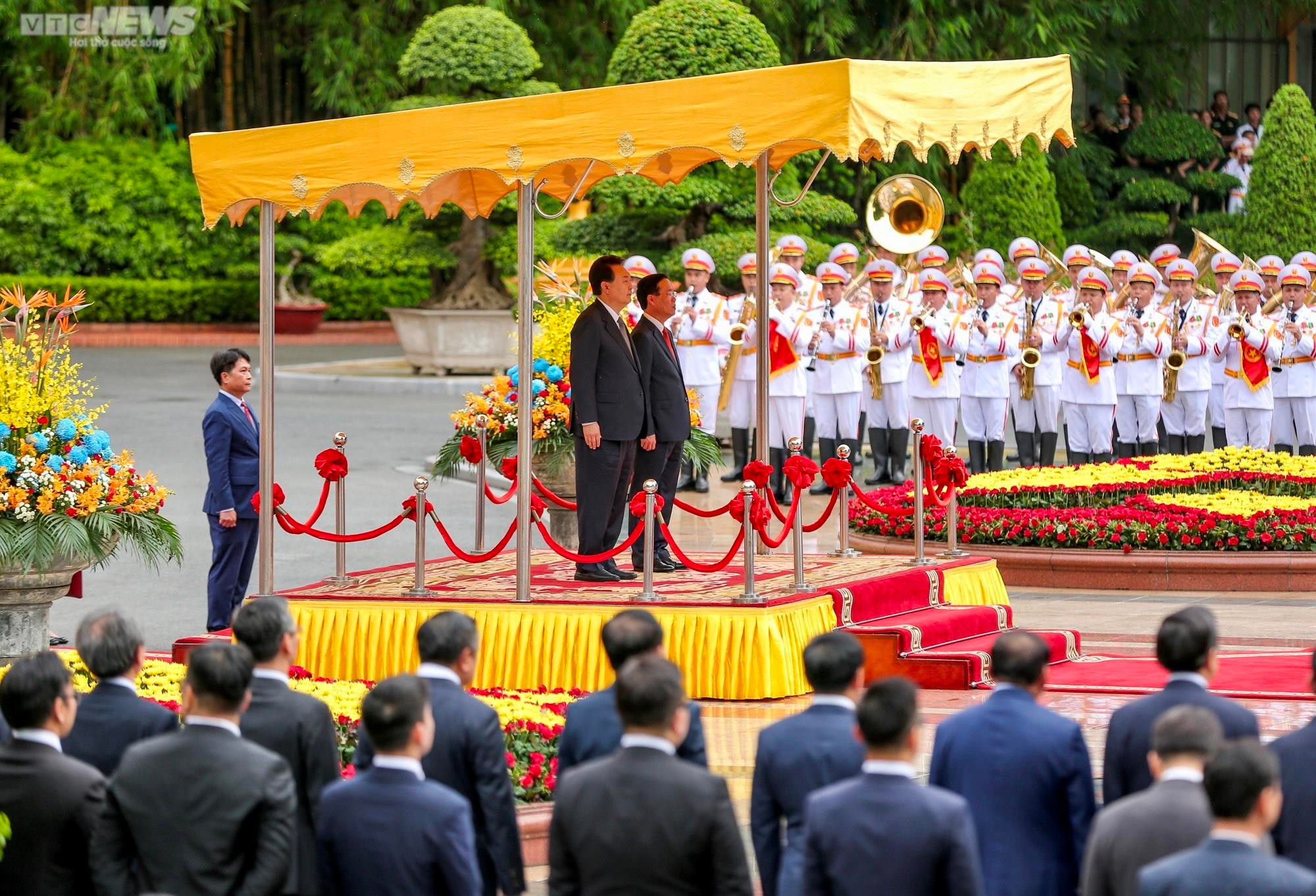 Bắn 21 phát đại bác chào đón Tổng thống Hàn Quốc Yoon Suk-yeol thăm Việt Nam - 7