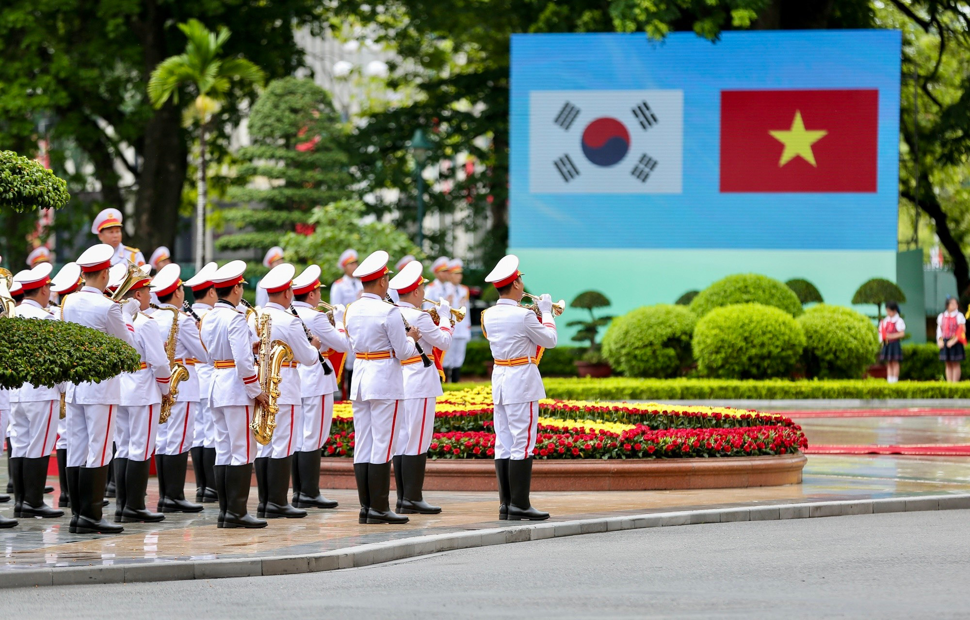 Bắn 21 phát đại bác chào đón Tổng thống Hàn Quốc Yoon Suk-yeol thăm Việt Nam - 13