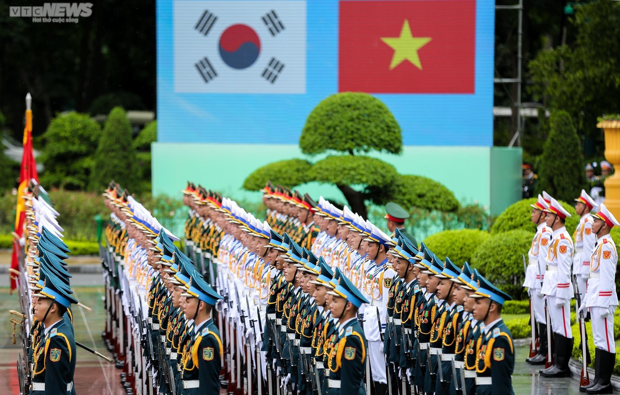 Bắn 21 phát đại bác chào đón Tổng thống Hàn Quốc Yoon Suk-yeol thăm Việt Nam - 12