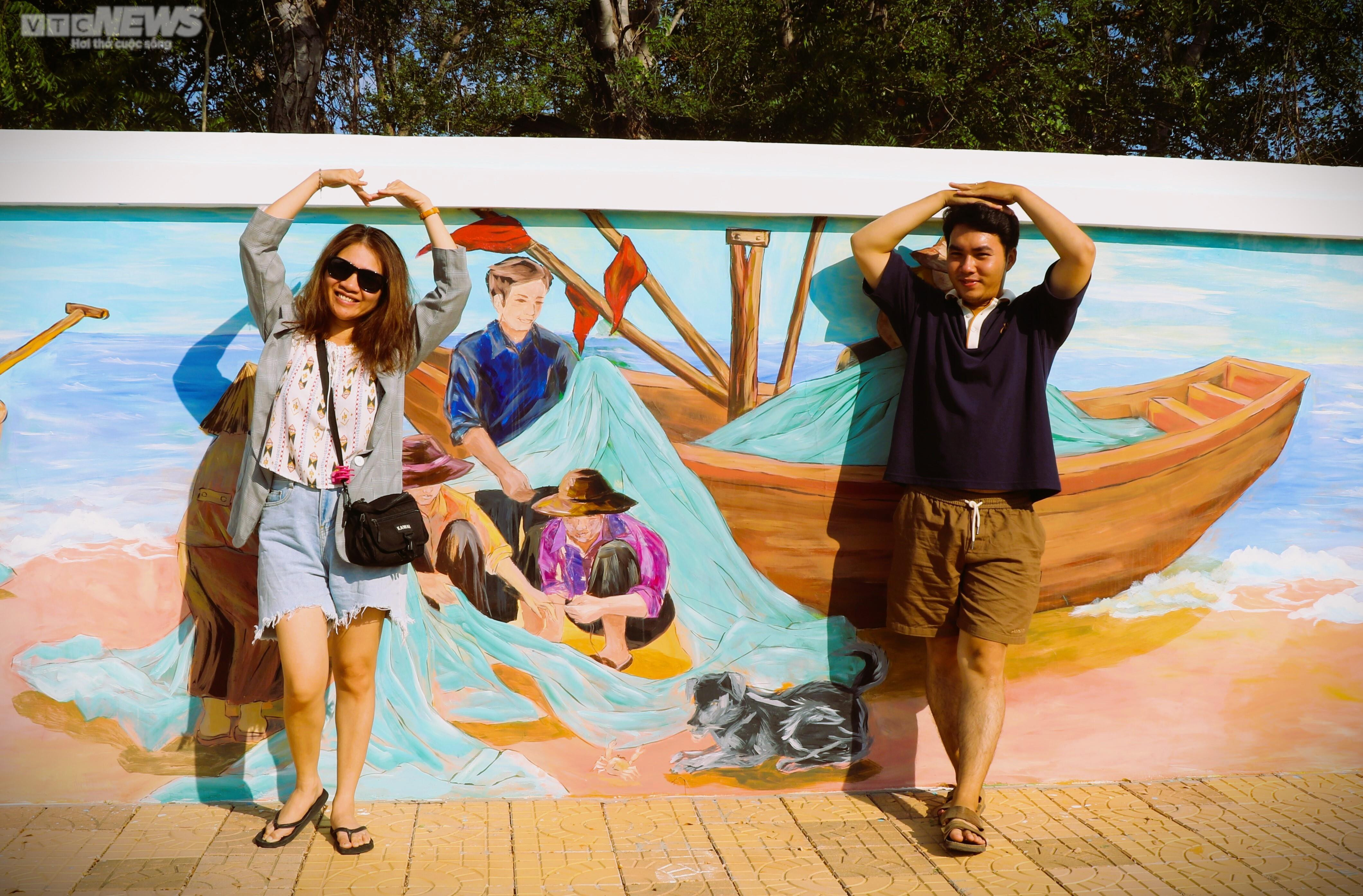 Chiêm ngưỡng bức tường tranh bích họa ven biển Ninh Thuận xác lập kỷ lục Việt Nam - 10