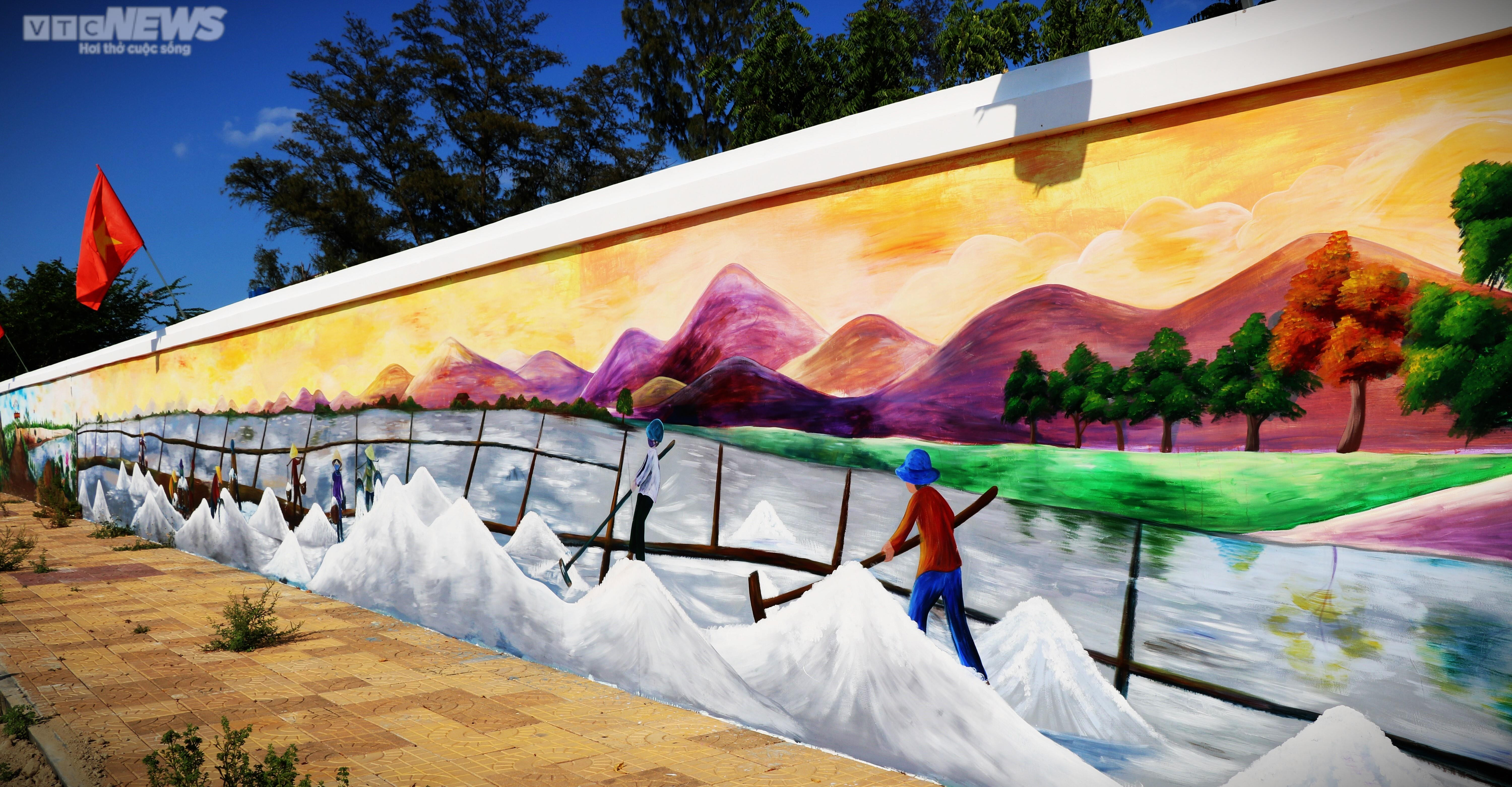 Chiêm ngưỡng bức tường tranh bích họa ven biển Ninh Thuận xác lập kỷ lục Việt Nam - 6