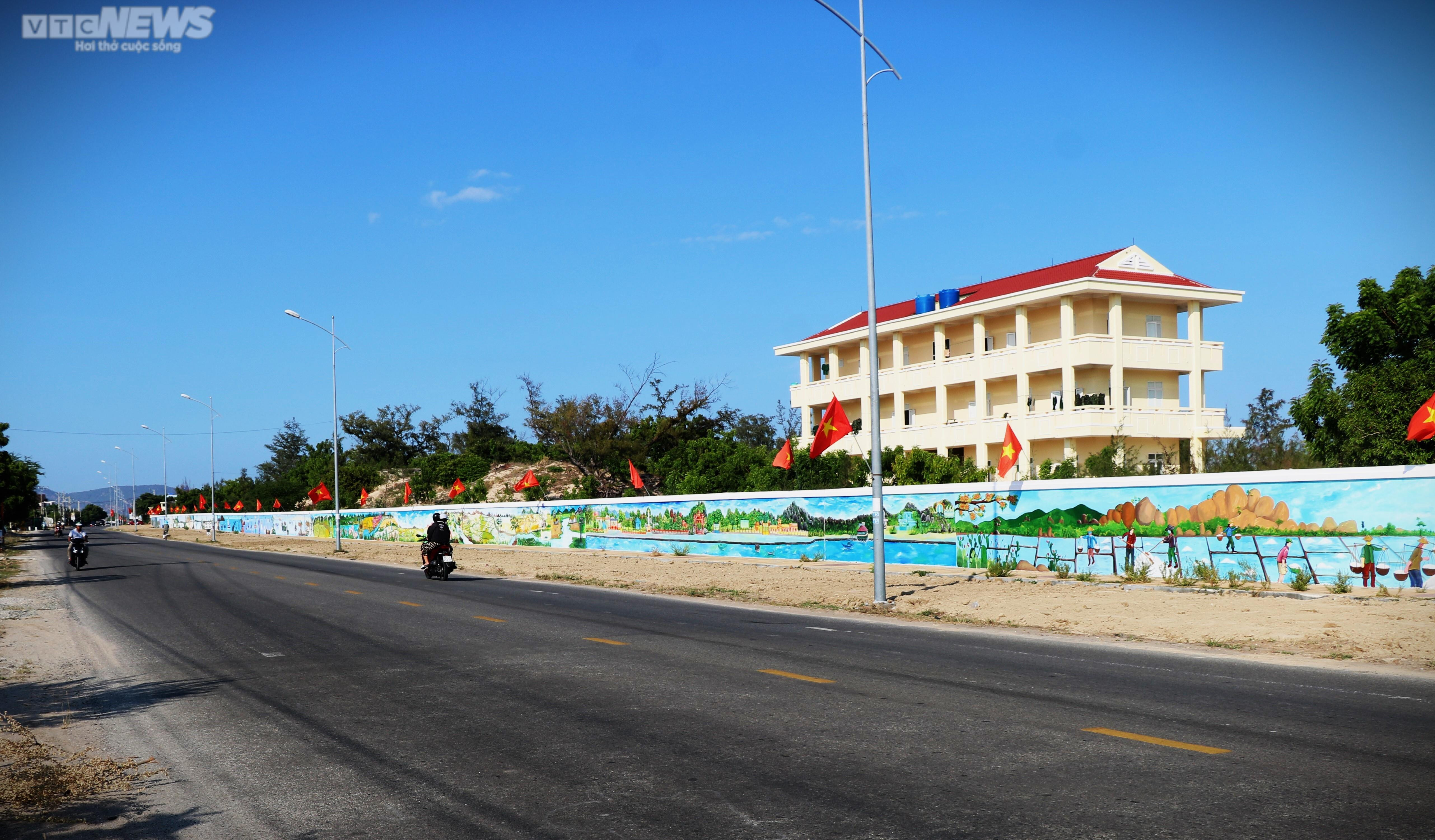 Chiêm ngưỡng bức tường tranh bích họa ven biển Ninh Thuận xác lập kỷ lục Việt Nam - 7