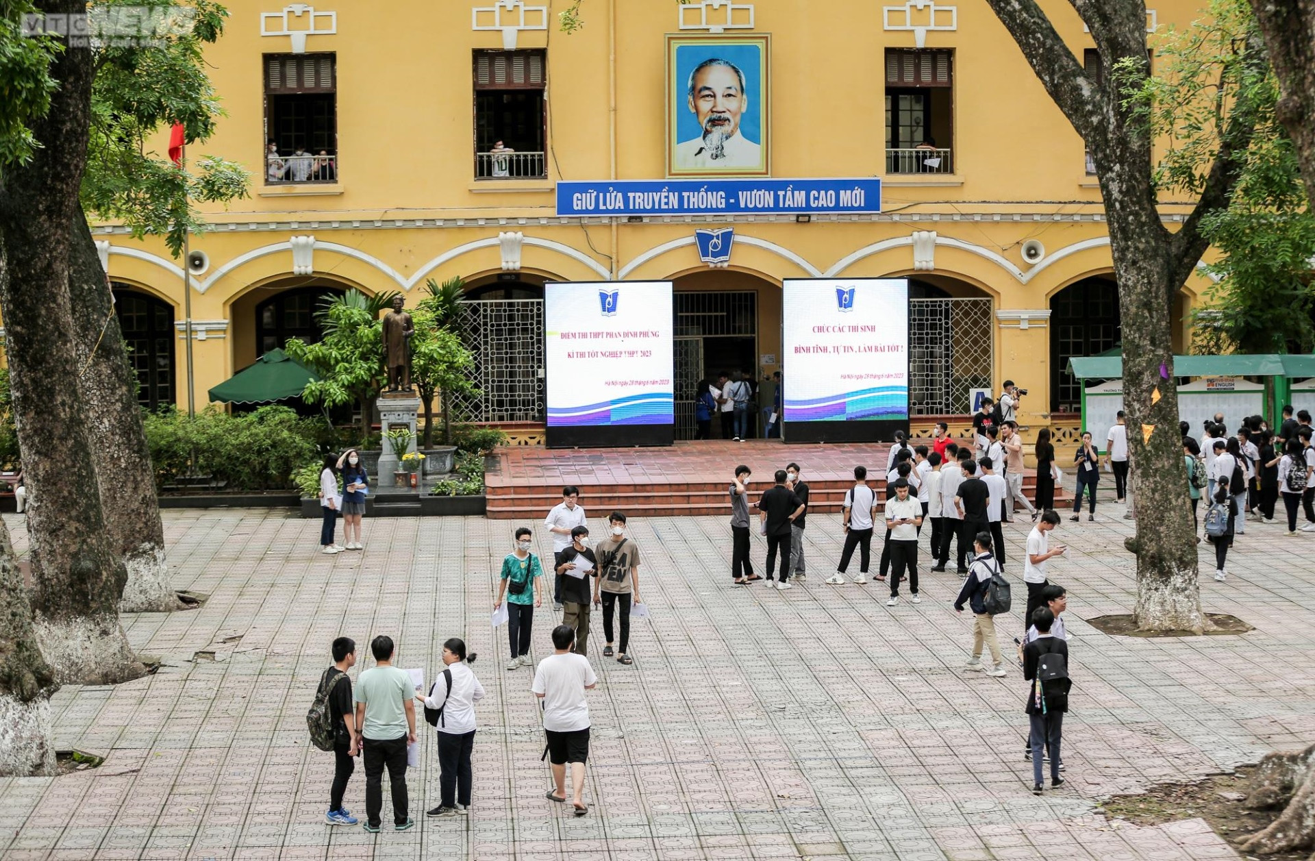 Hơn 1 triệu thí sinh làm thủ tục dự thi tốt nghiệp THPT 2023 - 21