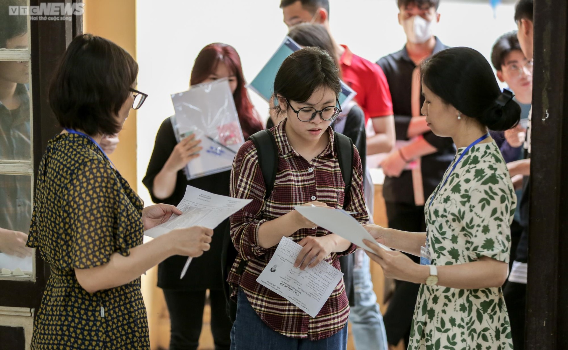 Hơn 1 triệu thí sinh làm thủ tục dự thi tốt nghiệp THPT 2023 - 29