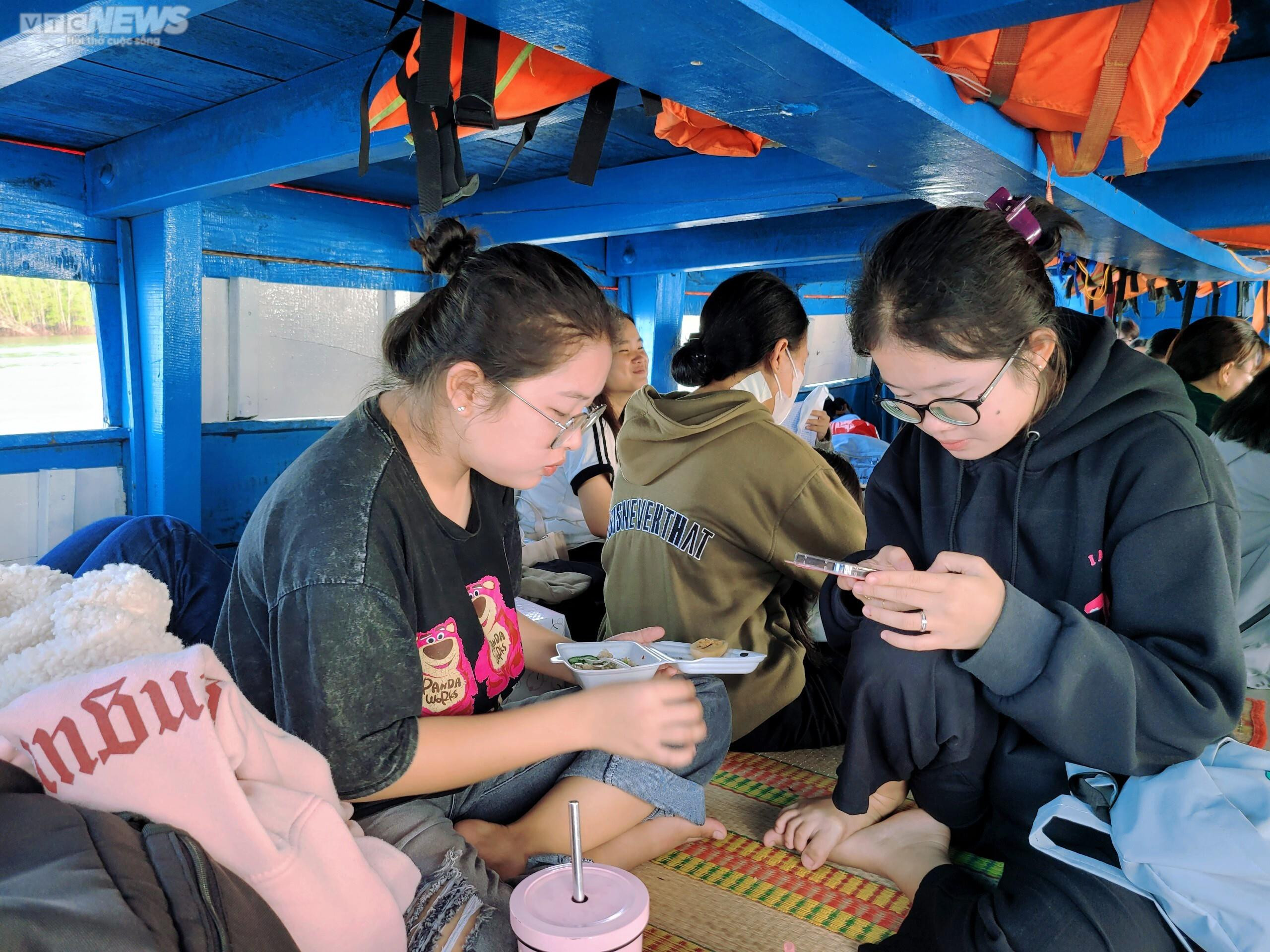 Hơn 1 triệu thí sinh làm thủ tục dự thi tốt nghiệp THPT 2023 - 13