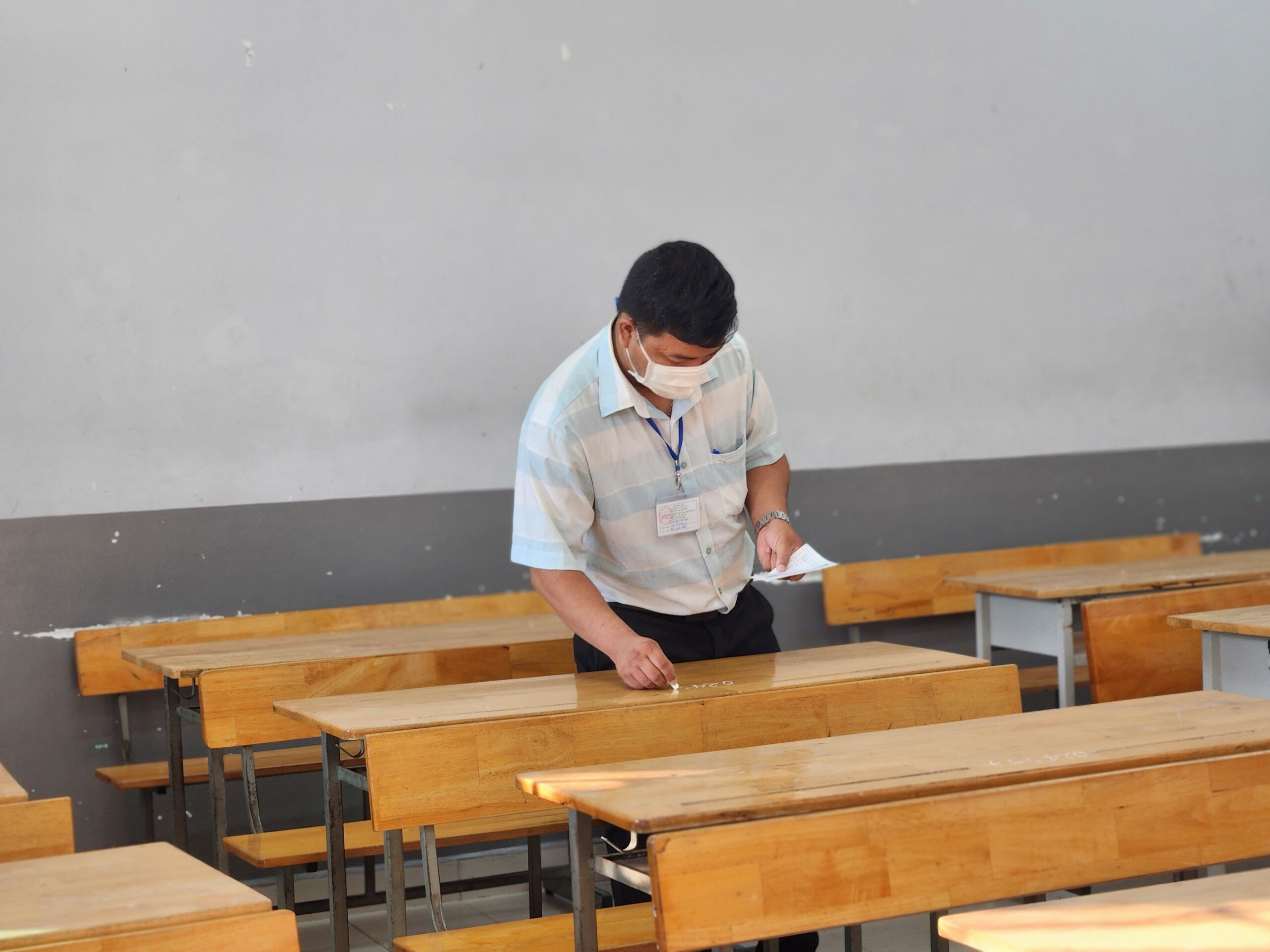 Thí sinh ăn xôi đỗ, đoán đề Văn, đội mưa bước vào môn đầu tiên - 26